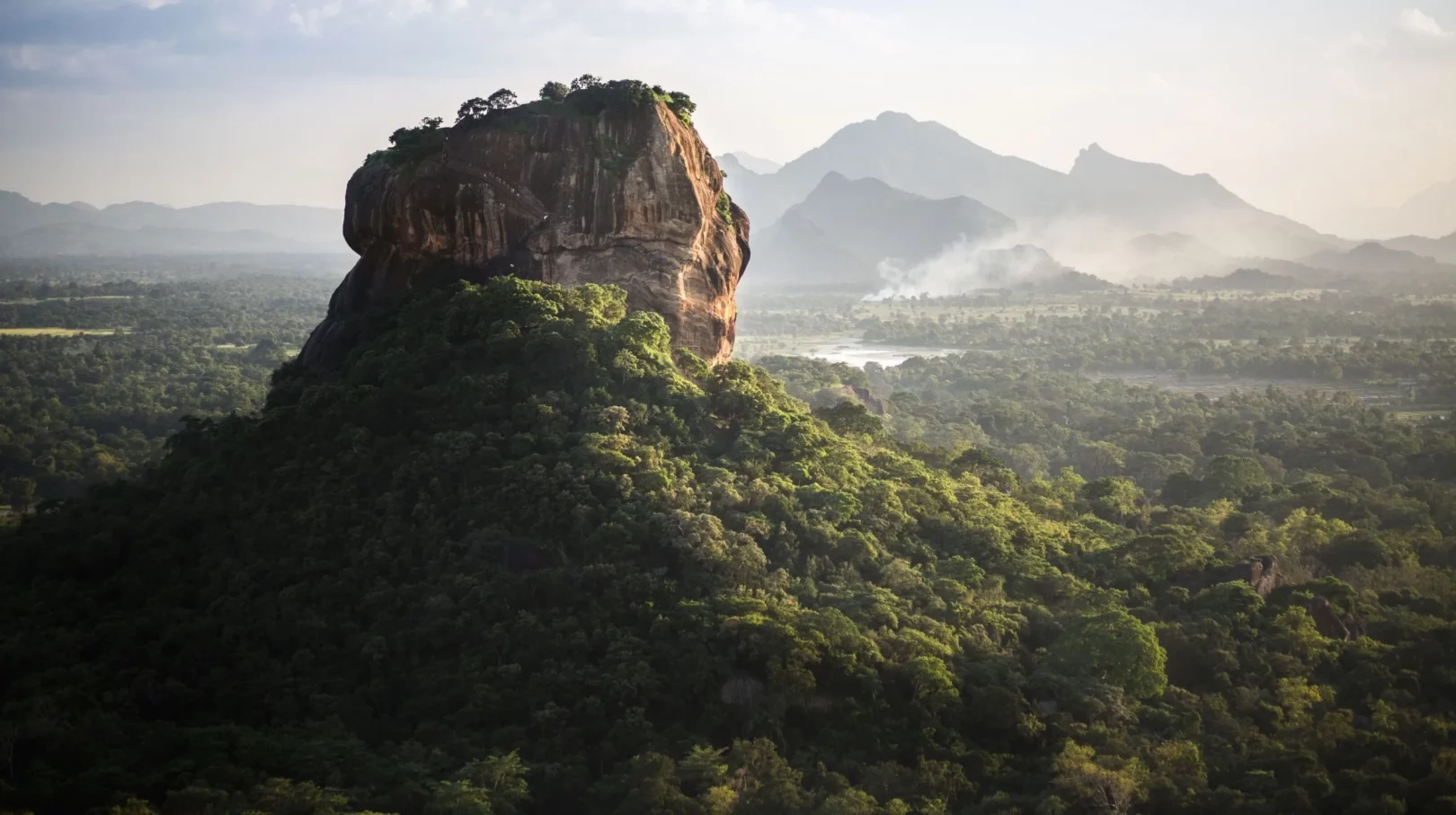 Rocher de Sigiriya dominant la jungle sri-lankaise, incontournable lors d’un voyage culturel