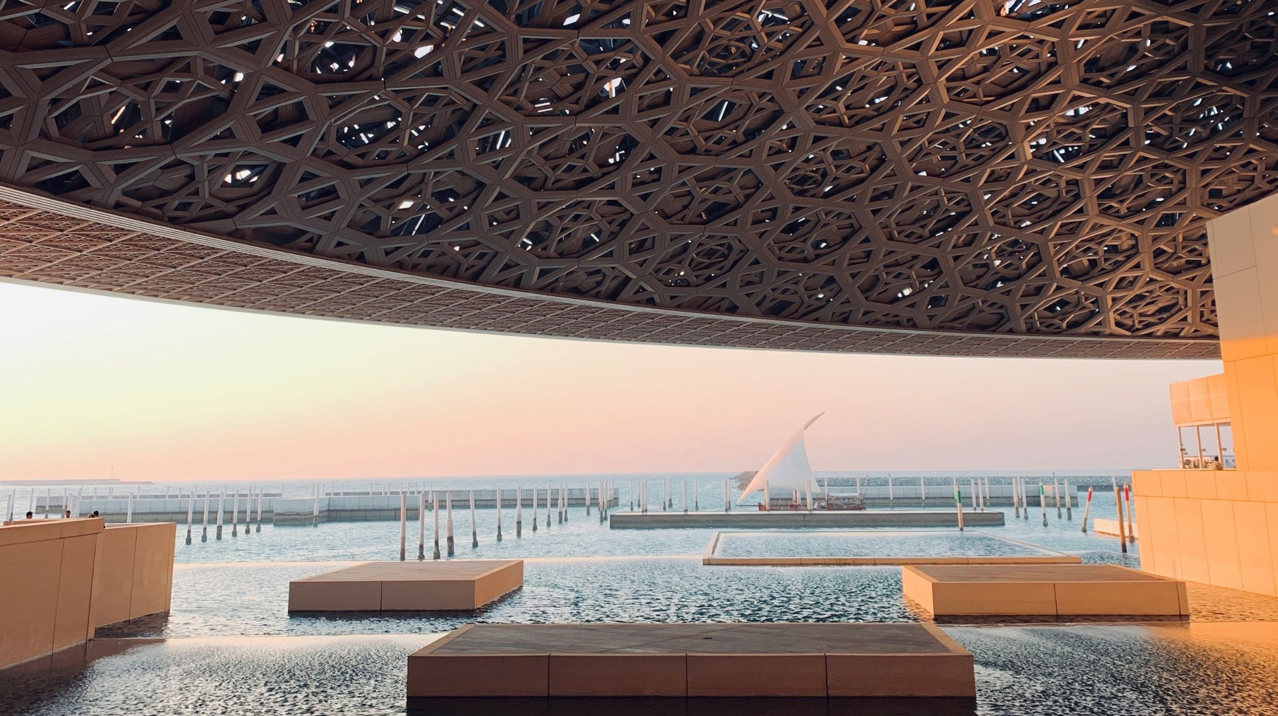 Coucher de soleil sur le Louvre Abu Dhabi avec son dôme ajouré et vue sur la mer, Émirats arabes unis