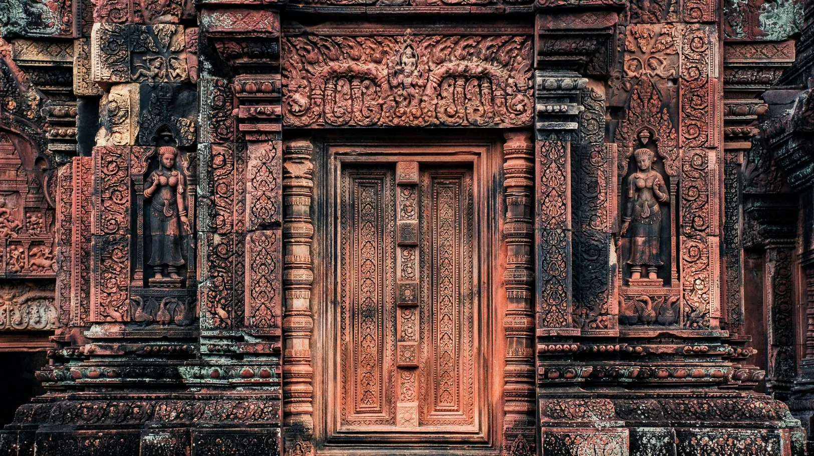 Édifice historique richement sculpté, présentant des détails artistiques fascinants.