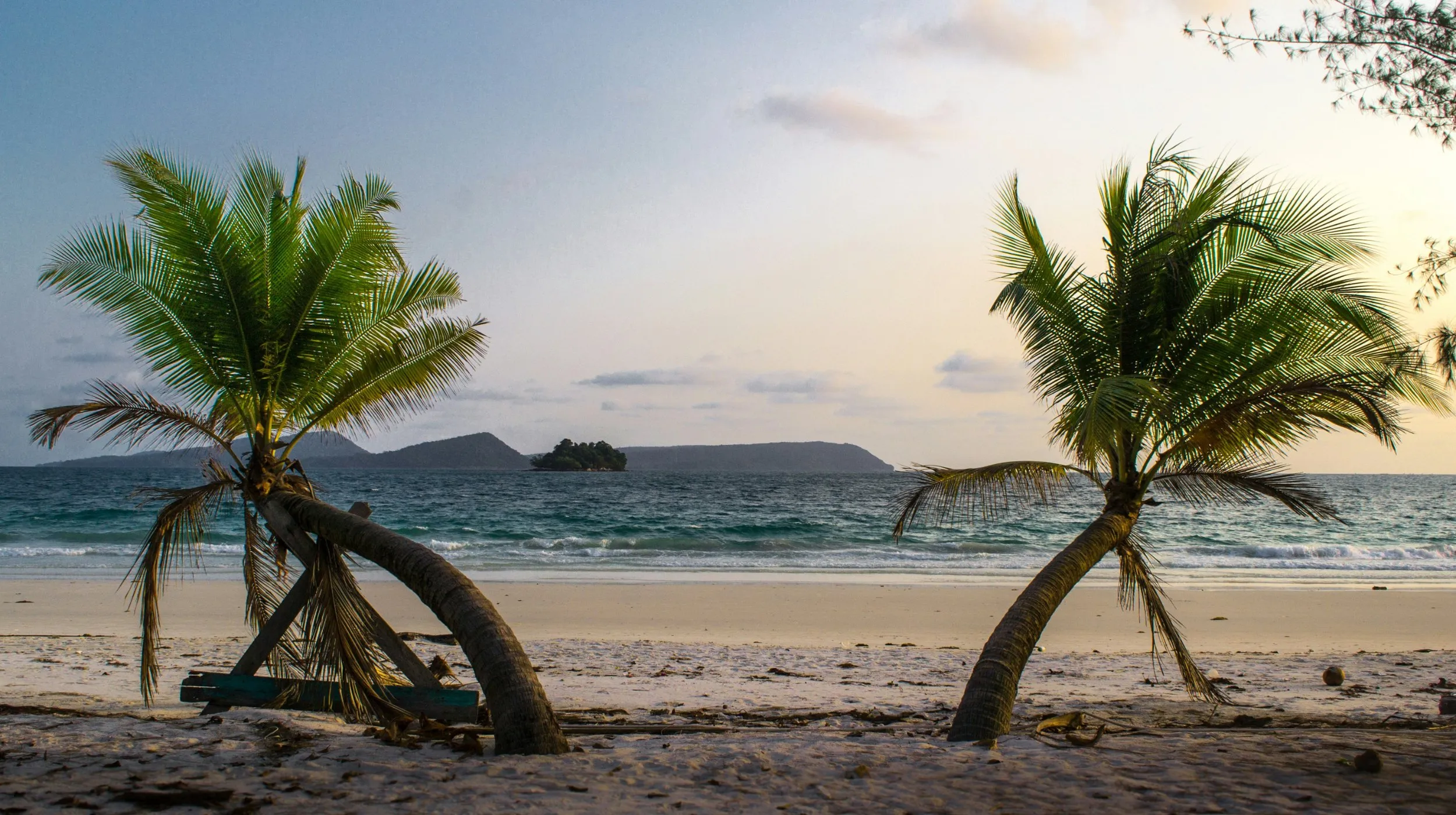 Plage paradisiaque du Cambodge — laissez-vous séduire par la beauté envoûtante de ce lieu tropical.