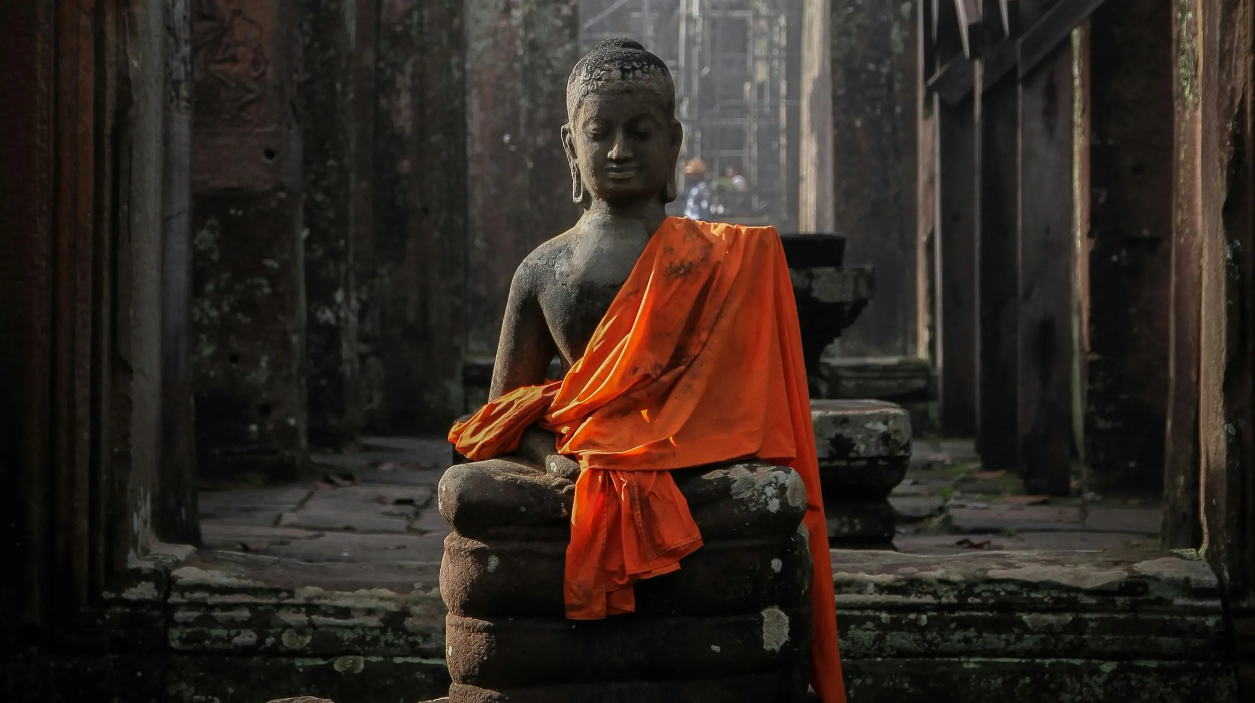 Cambodge — découvrez la sérénité d'un Bouddha majestueux, symbole d'une culture riche et intemporelle.