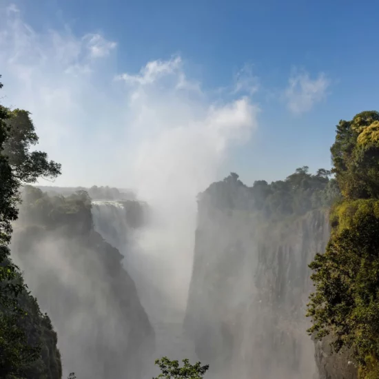 Cascade majestueuse, un paysage époustouflant où la nature révèle toute sa splendeur à explorer.