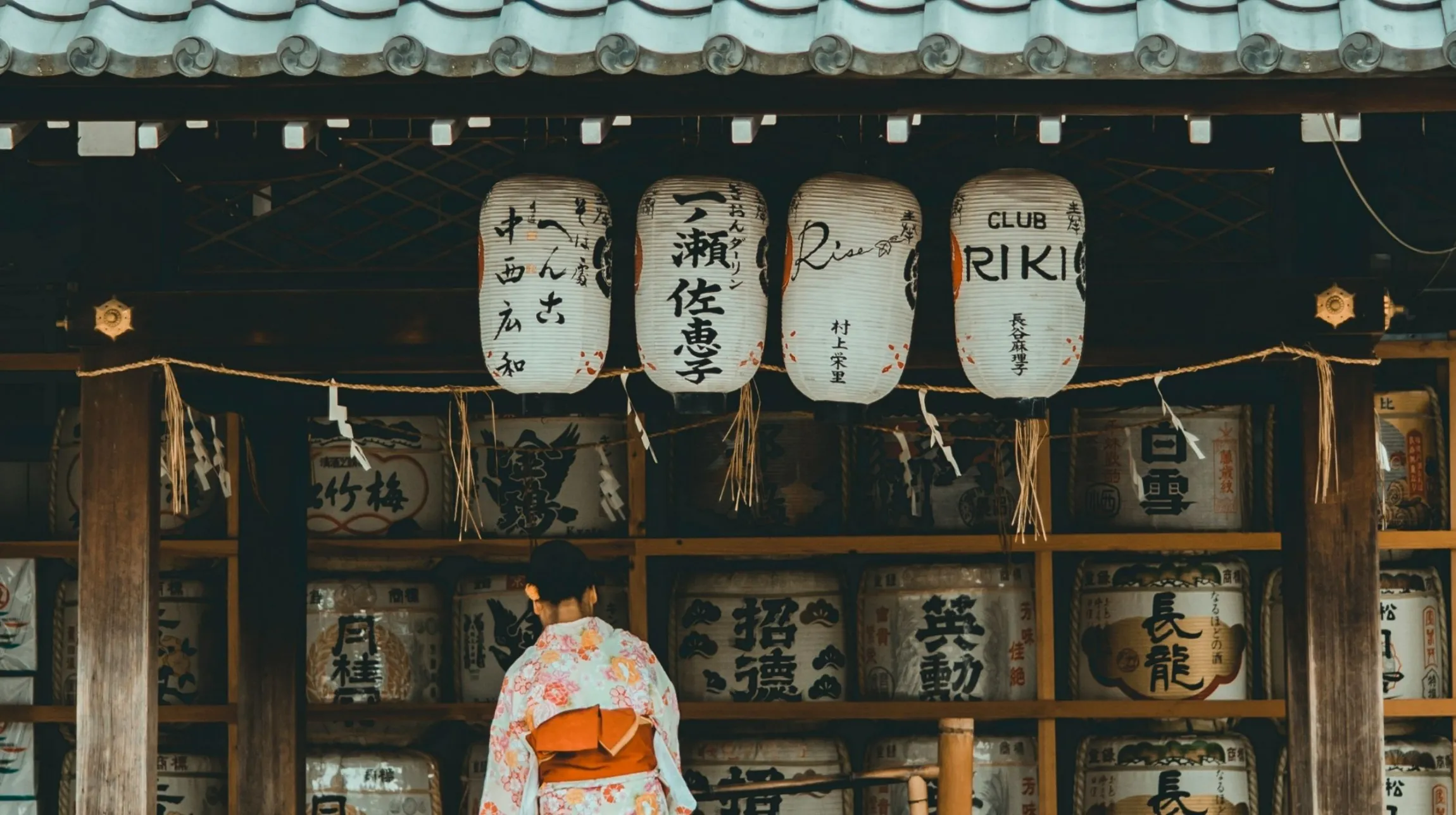 femme japonaise devant une maison de priere