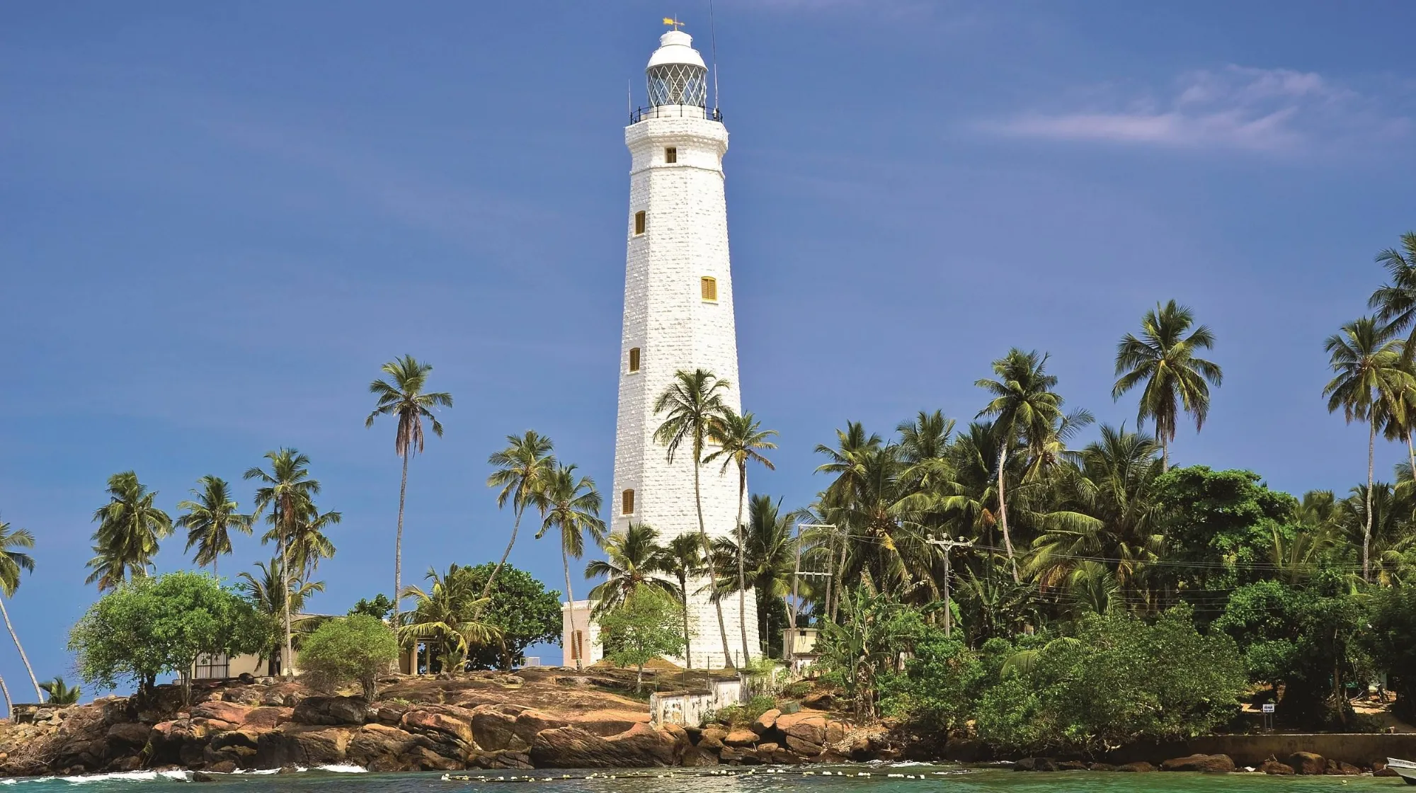 phare devant des palmier à galle au sud du sri lanka