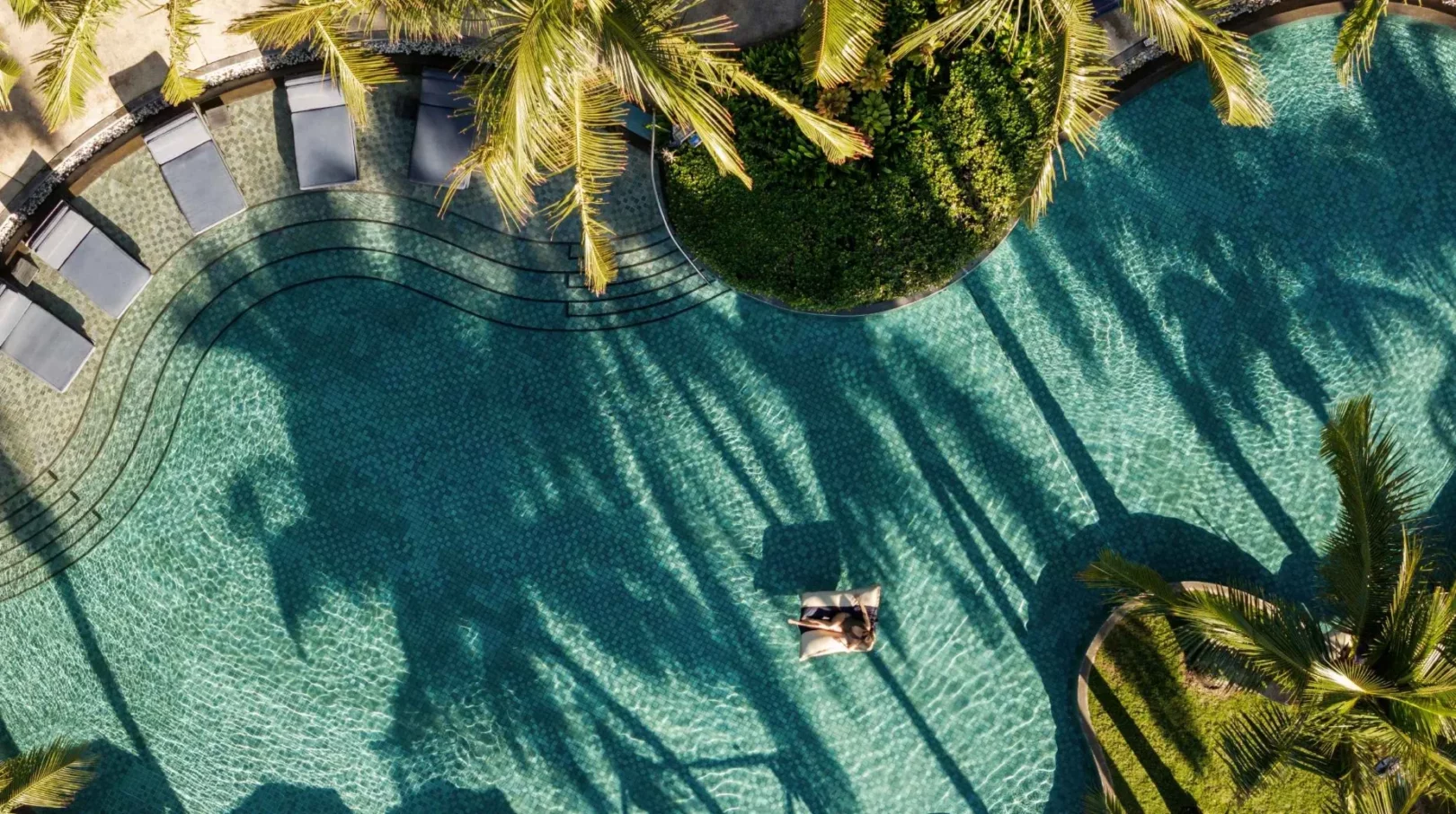 piscine vue aerienne du constance belle mare à l ile maurice