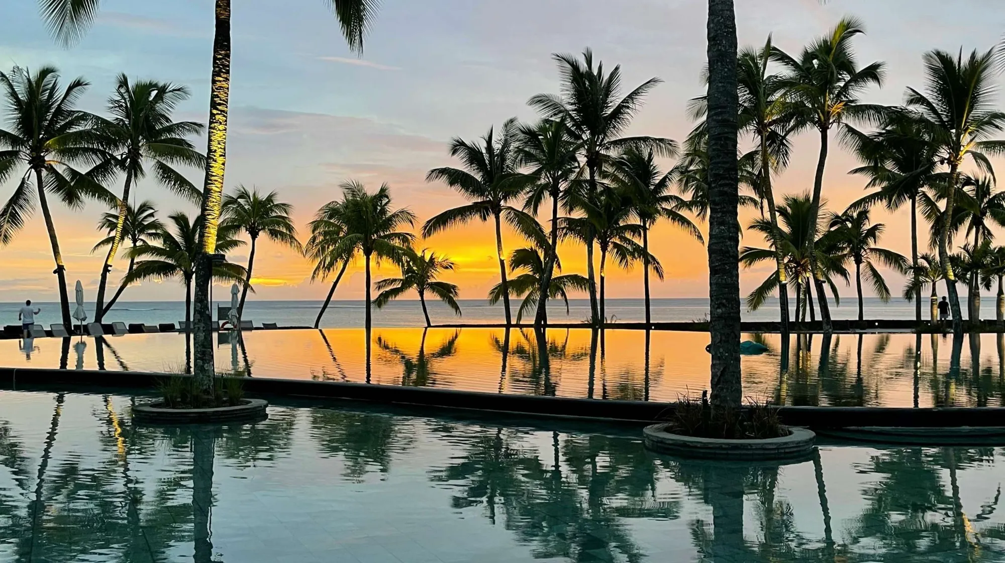 trou aux biches maurice détente hotel avec vu sur la piscine et coucher de soleil
