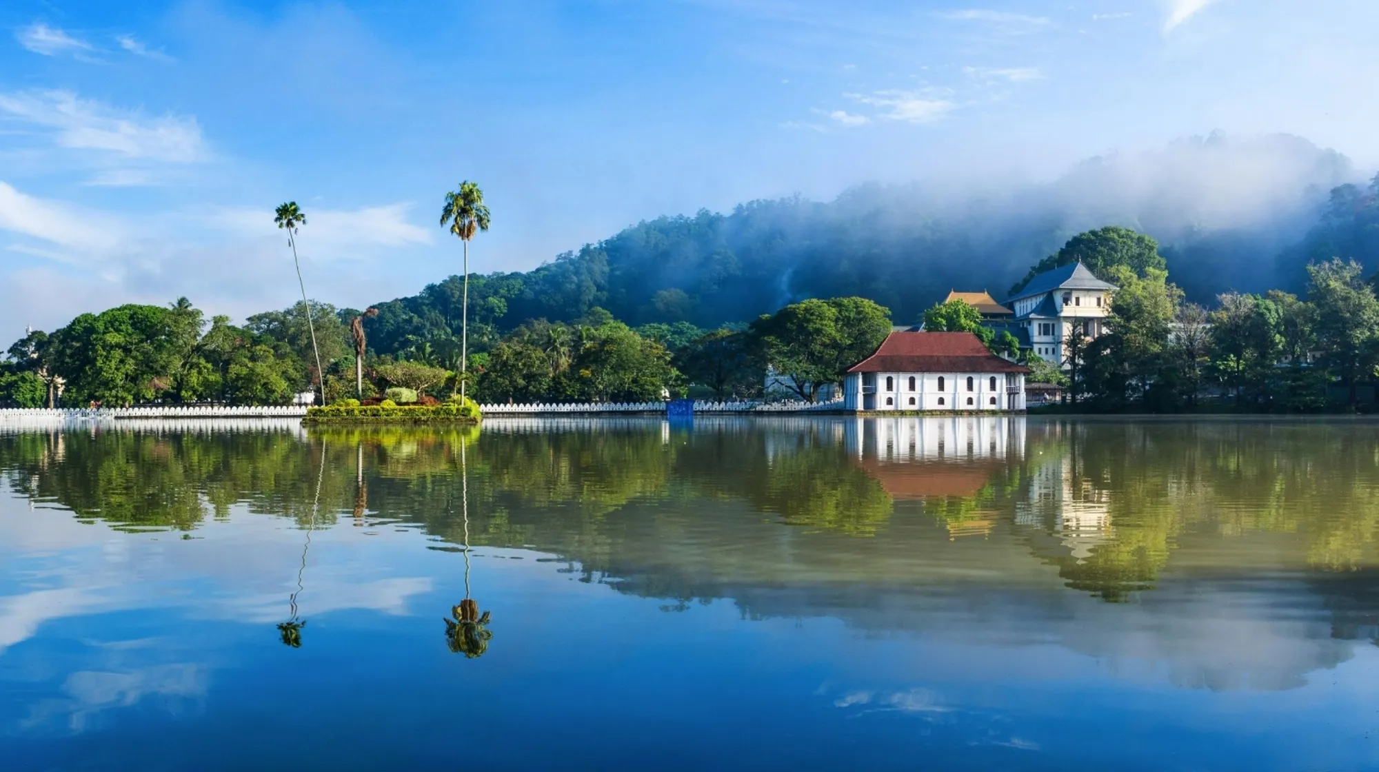 Temple de la Dent à Kandy reflété dans le lac, site culturel incontournable du Sri Lanka