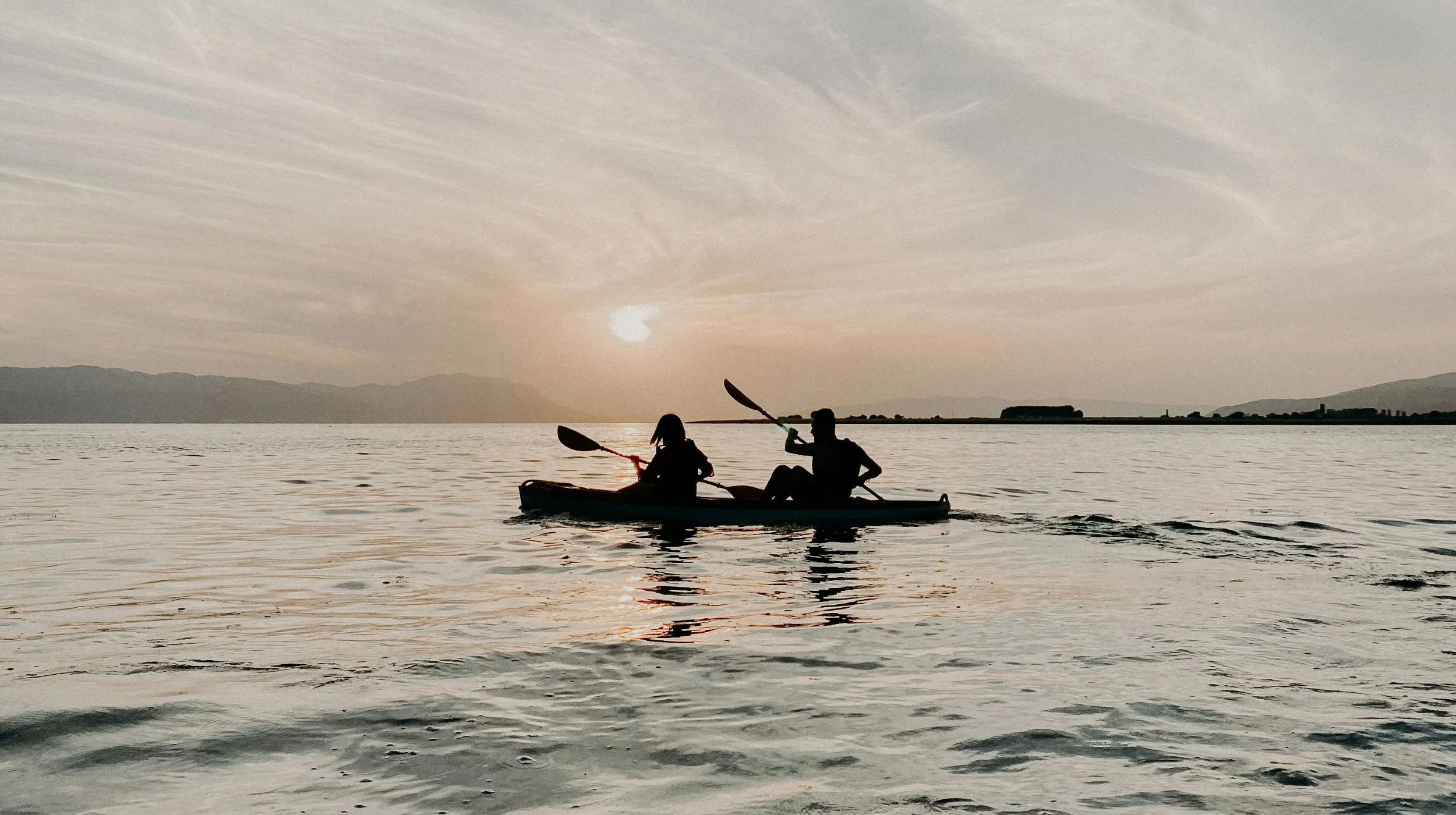 kayak a deux au coucher de soleil