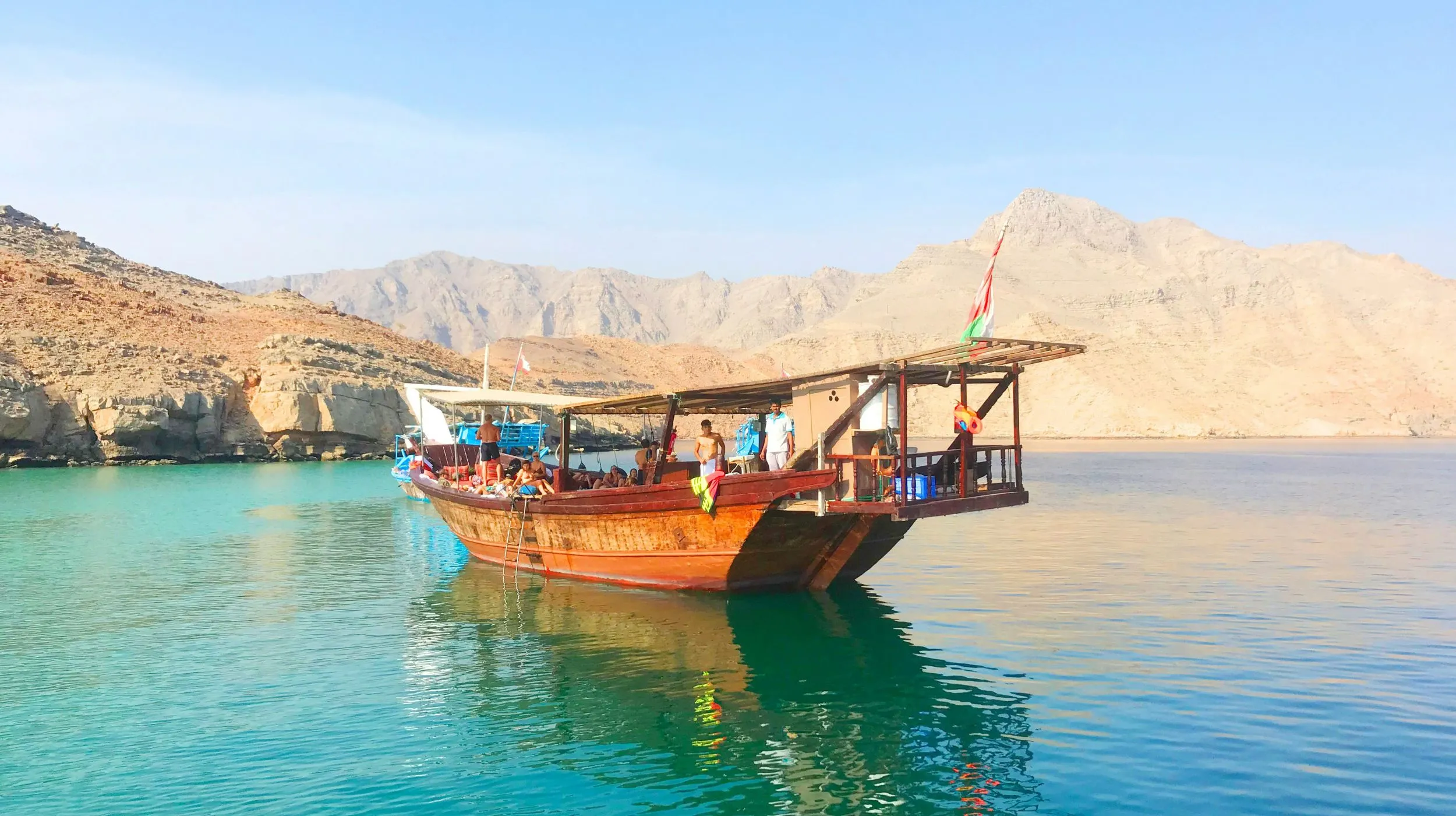 Croisière en dhow traditionnel dans les fjords de Khasab, Oman, avec baignade et observation des dauphins dans les eaux turquoise du Musandam.