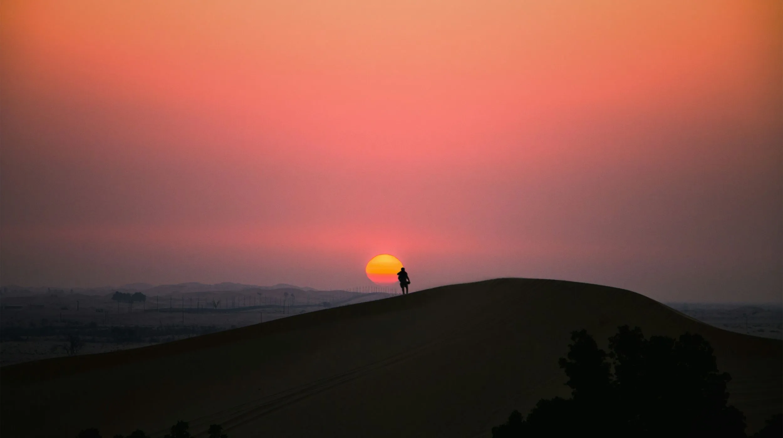 désert d abu dhabi au coucher de soleil rouge