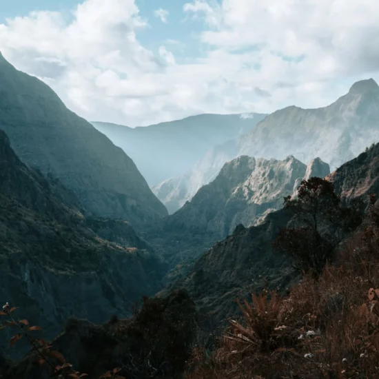 vue sur les montagne mafate dans notre circuit de voyage