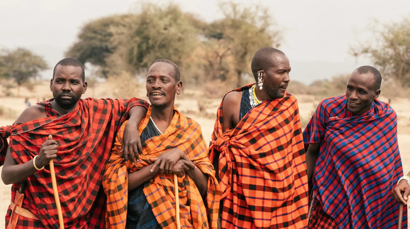 Groupe de Maasai en tenue traditionnelle, Kenya — une scène colorée et chaleureuse.