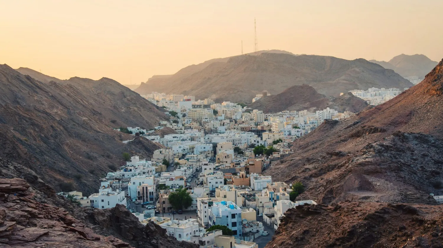 Paysage montagneux avec des maisons blanches, Oman — vue spectaculaire sur une vallée tranquille.