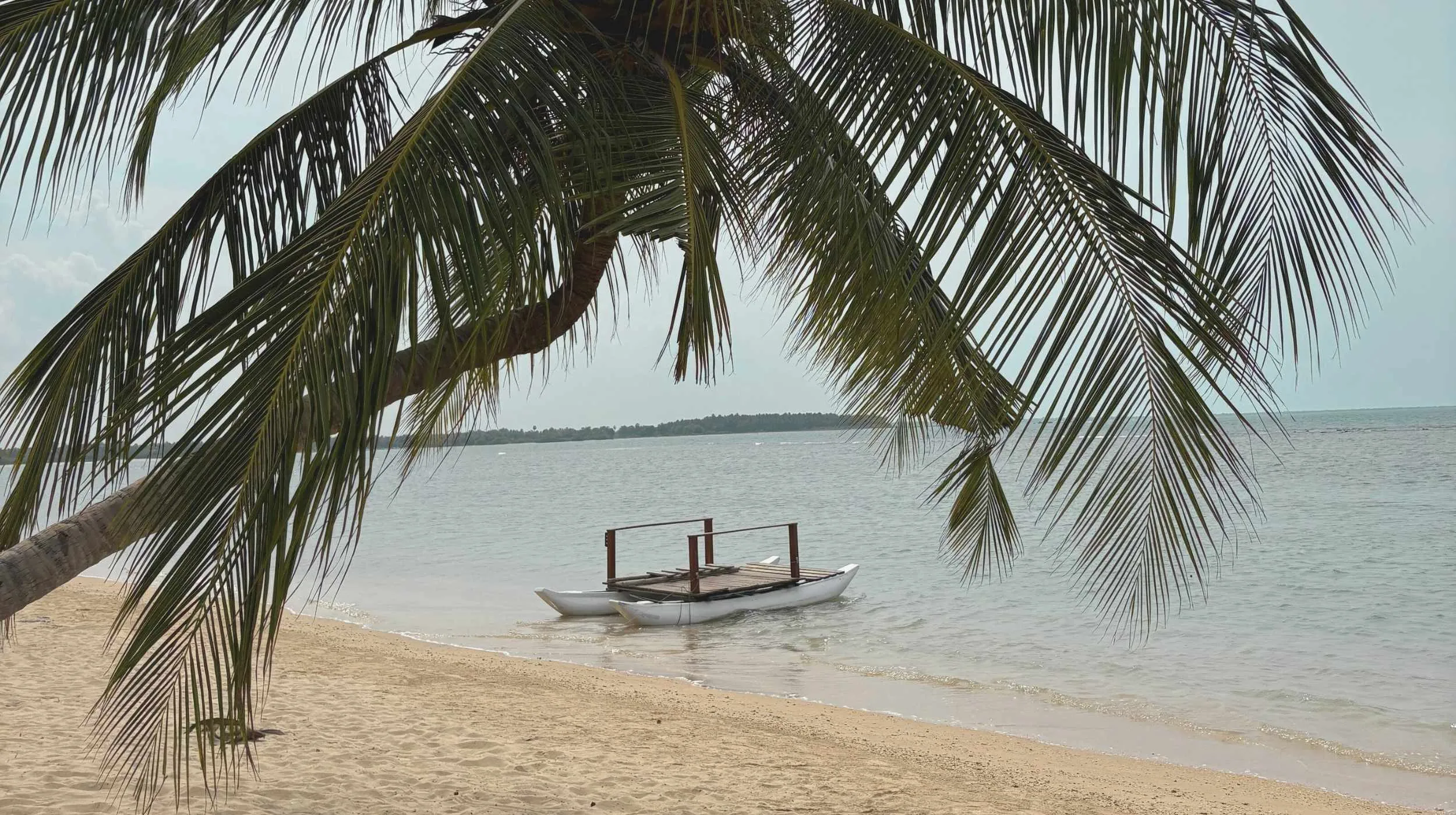 plage avec un bateau durant un circuit au sri lanka