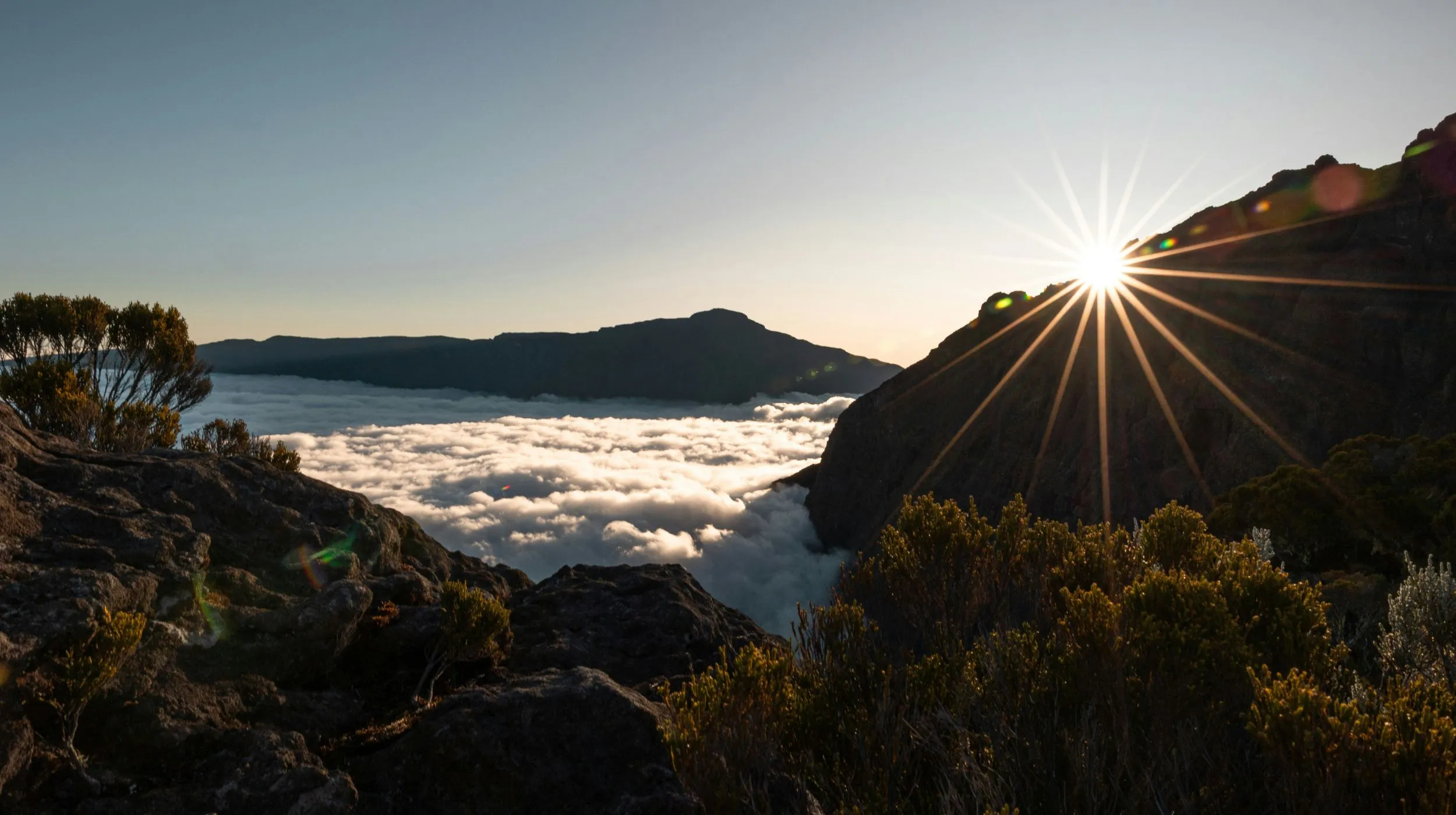 Coucher de soleil spectaculaire sur le Piton des Neiges ,paysage montagneux au-dessus des nuages, offrant une vue apaisante et majestueuse à l'île de la Réunion