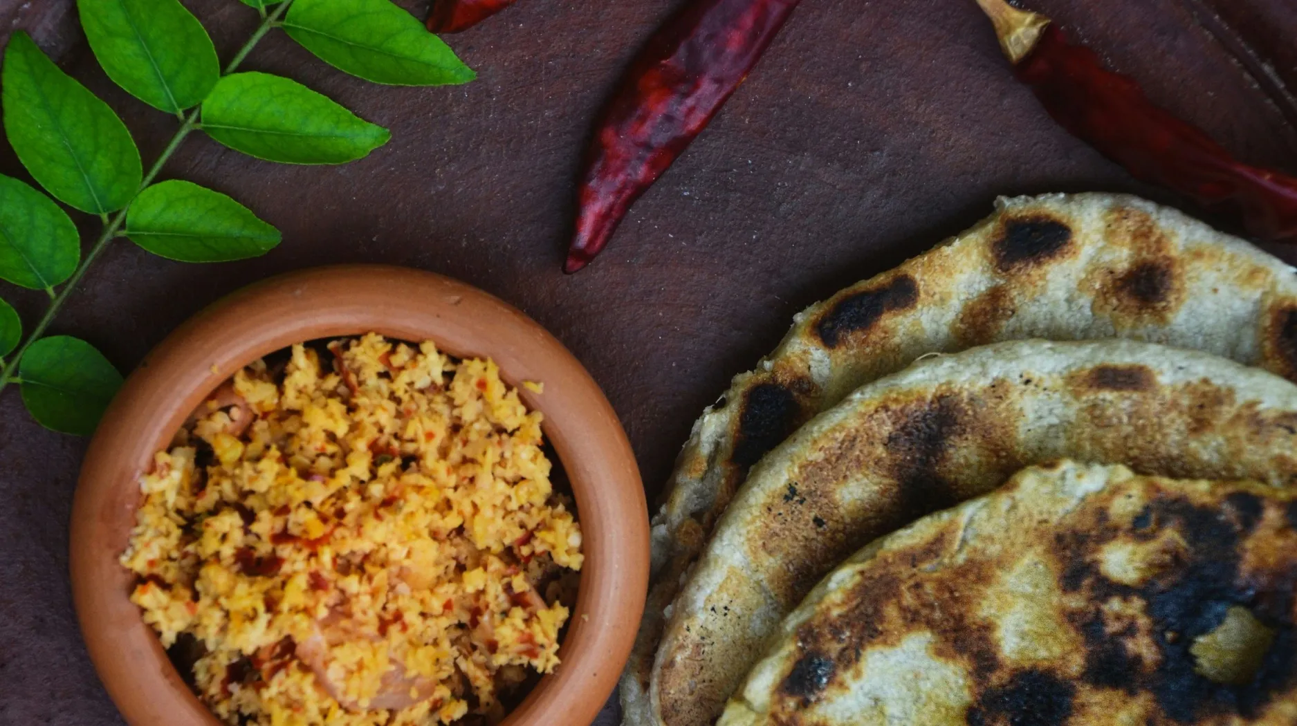 Plat traditionnel sri-lankais avec roti et sambol découvert lors d’un voyage au Sri Lanka