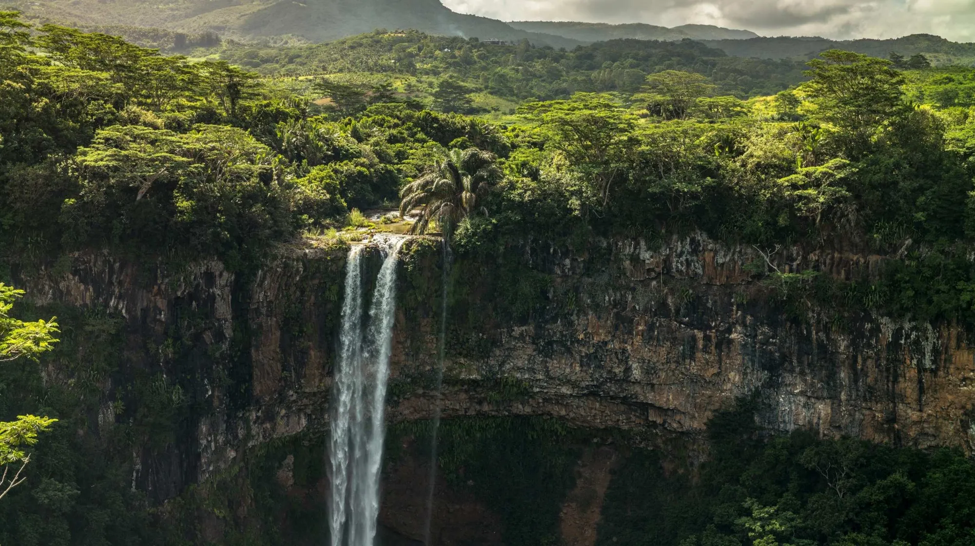 Cascade de Chamarel entourée de forêt tropicale à l’Île Maurice