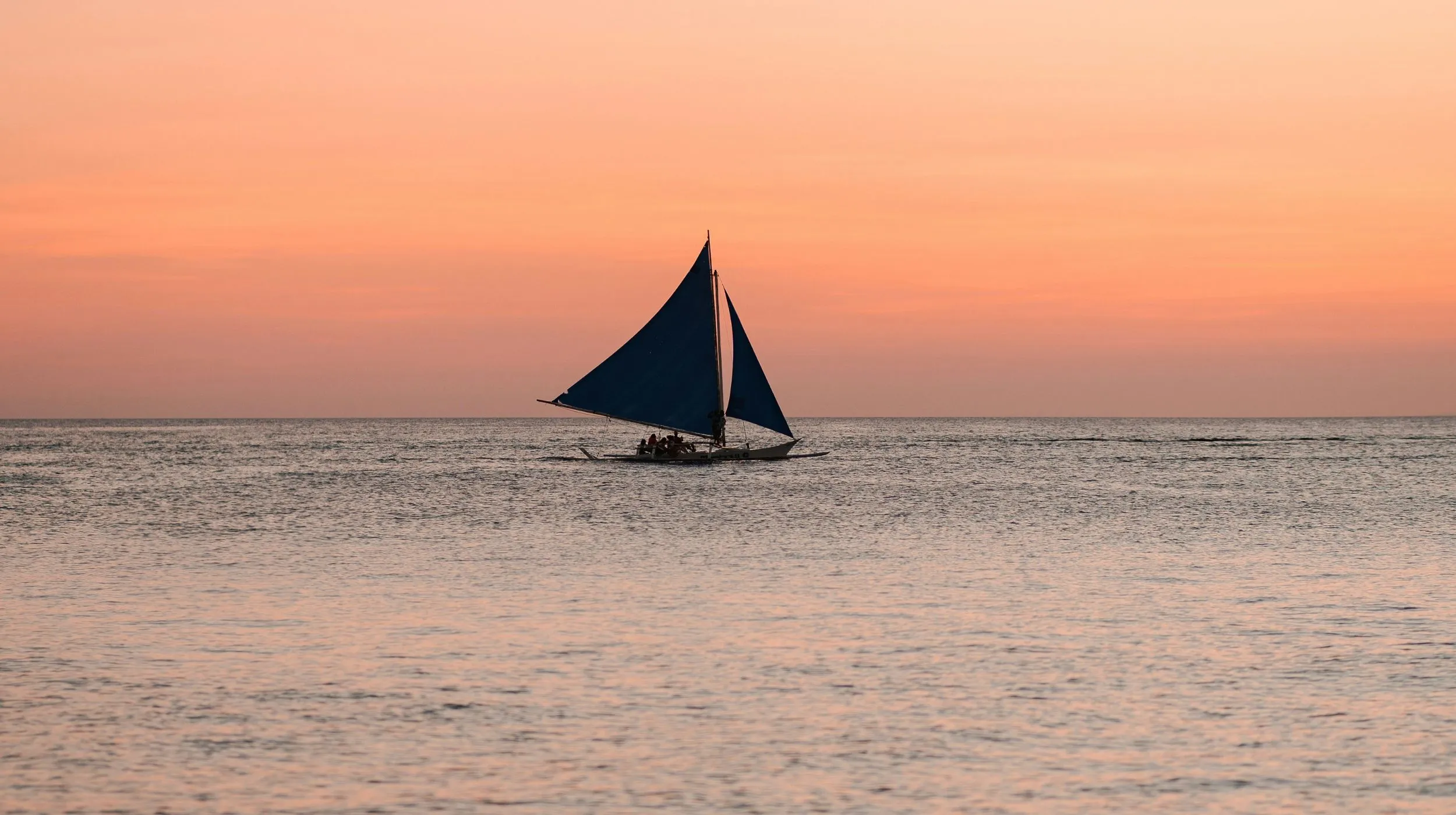 voilier au coucher de soleil