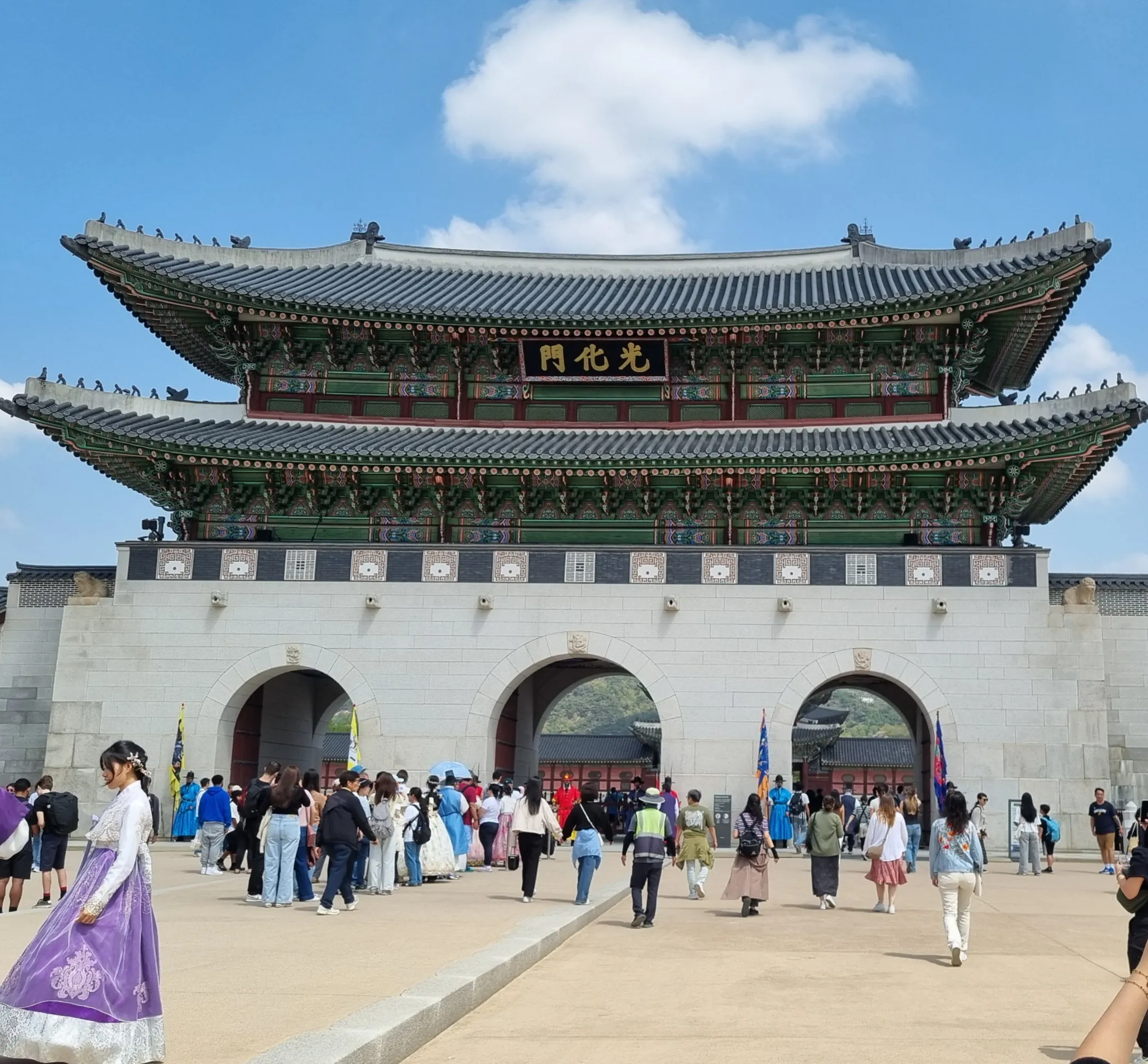 Séoul, Corée du Sud — majestueuse porte historique entourée d'une foule animée et de costumes traditionnels.