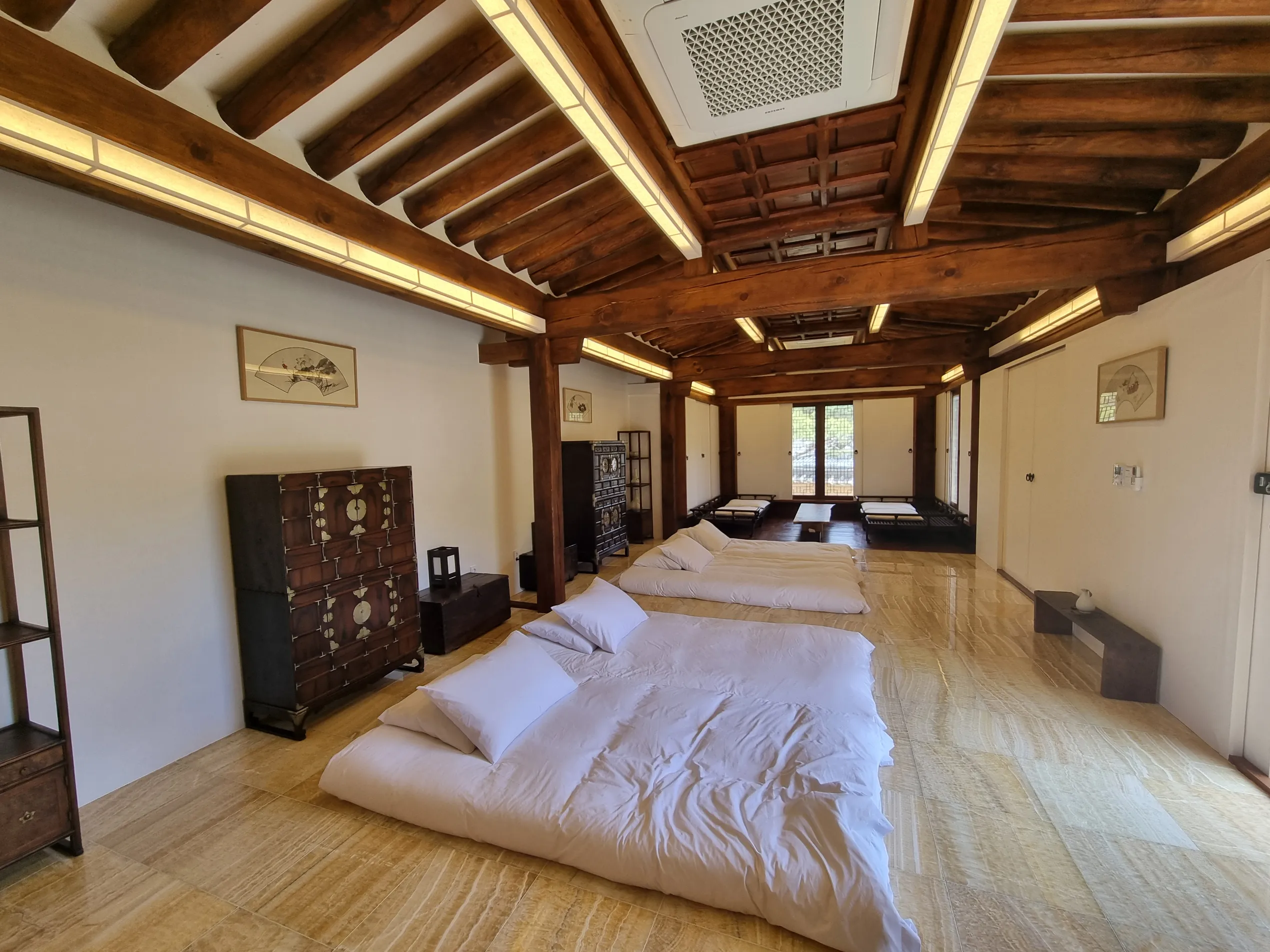 Intérieur d'un espace de détente, décor minimaliste et lumineux, offrant une ambiance apaisante et chaleureuse.