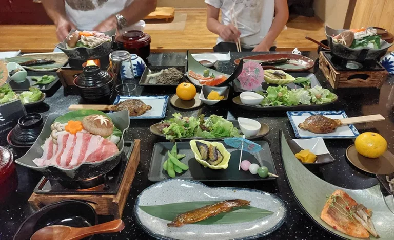 Cuisine japonaise — Un festin coloré et raffiné avec diverses spécialités, légumes frais et plats traditionnels.