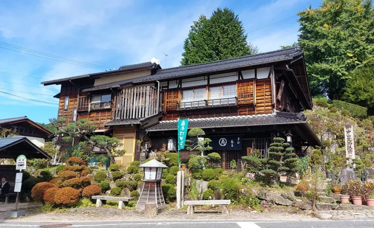 Maison traditionnelle entourée de jardins luxuriants, Japon — un cadre enchanteur et pittoresque.