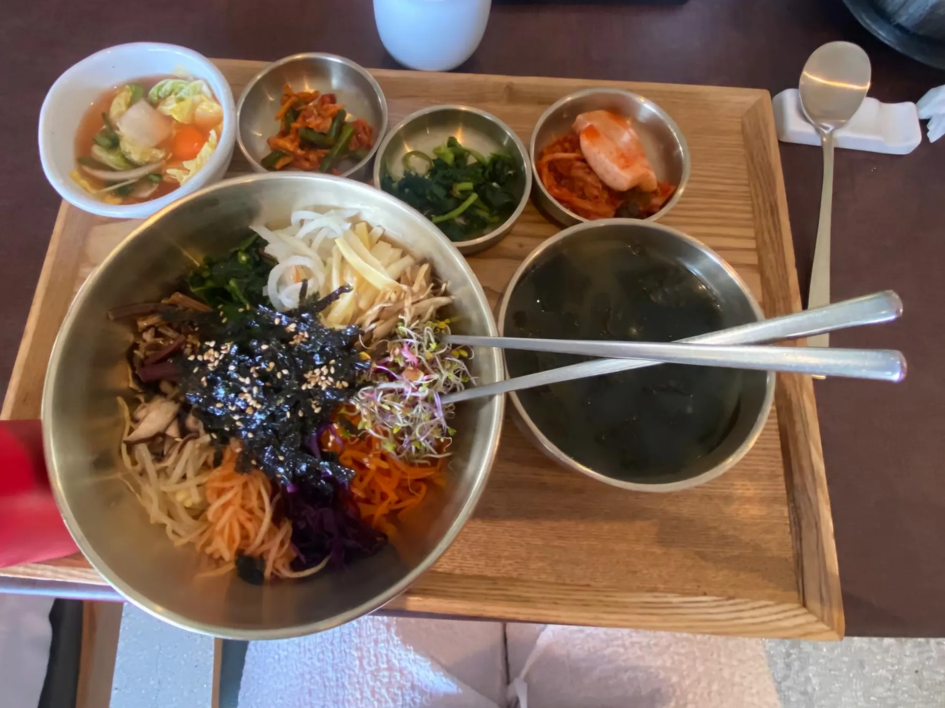 Plat coréen traditionnel — un mélange coloré et appétissant de légumes frais et d'algues savoureuses.