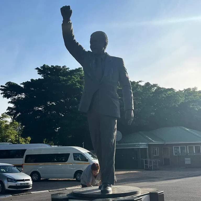 Statue emblématique d'un leader historique dans un cadre paisible.