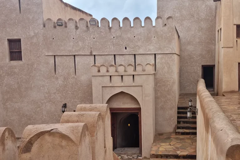 Architecture historique et majestueuse dans un fort traditionnel, évoquant l'authenticité d'Oman.