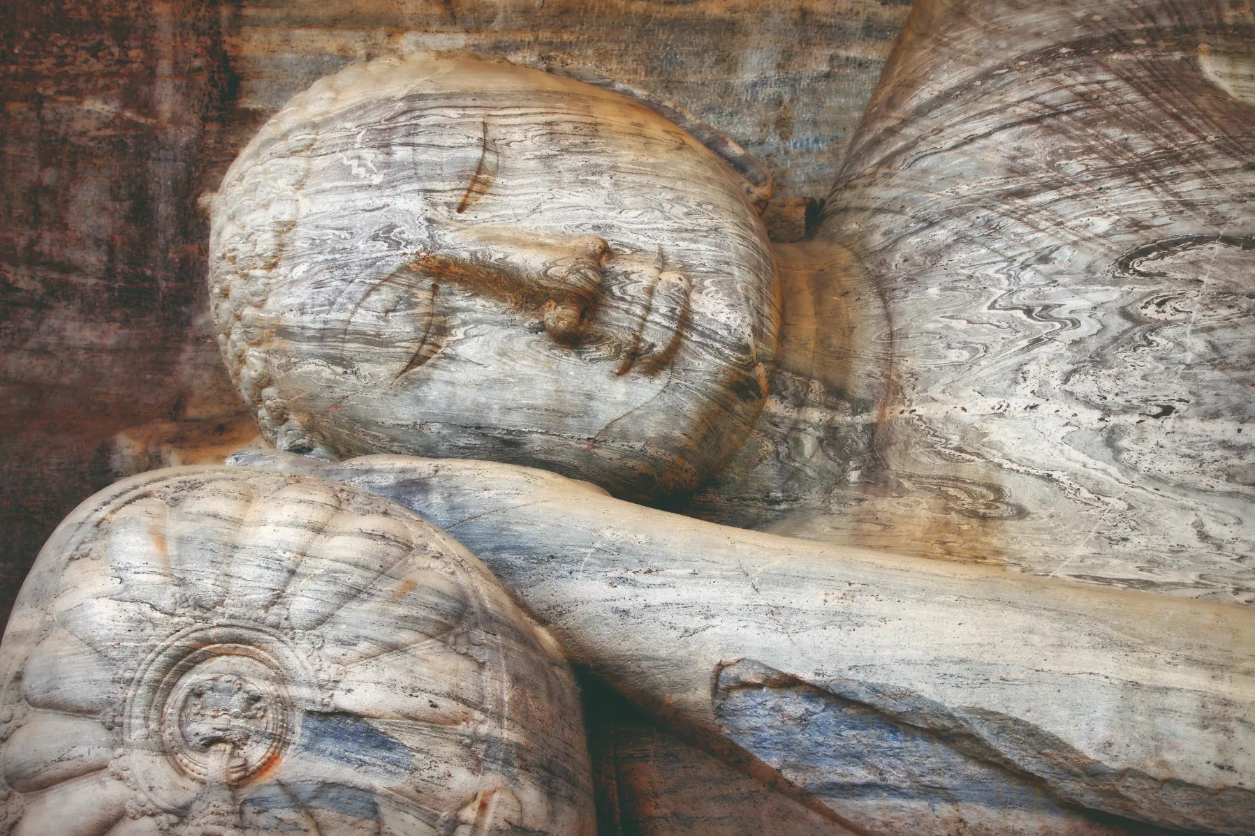 Statue de Bouddha, Sri Lanka — œuvre sculptée majestueuse en marbre, incarnant sérénité et spiritualité.