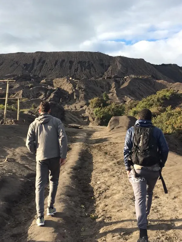 Randonnée sur un sentier accidenté menant à un paysage volcanique impressionnant.