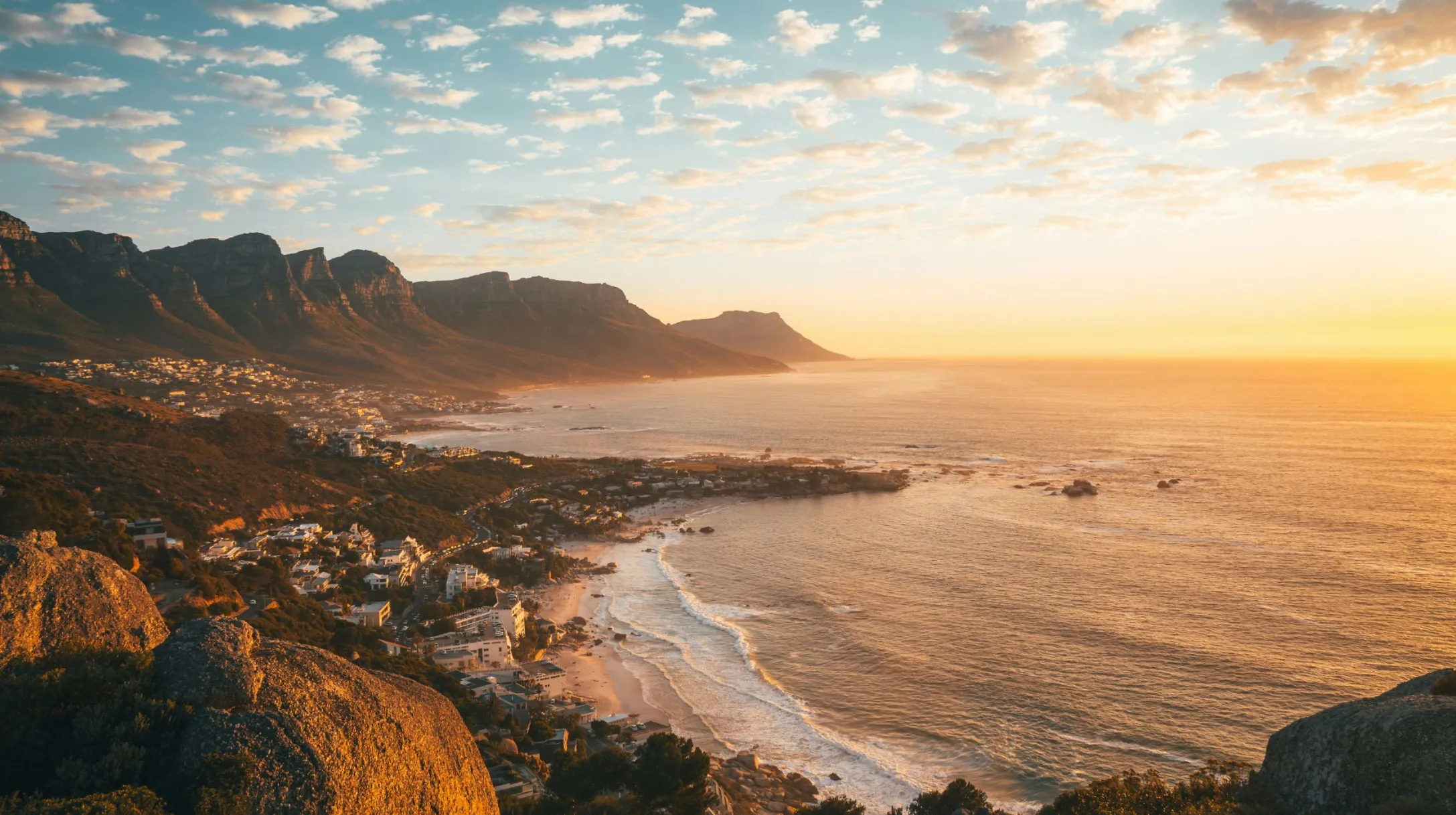 Côte spectaculaire au coucher du soleil, Afrique du Sud — panorama apaisant sur l'océan et les montagnes environnantes.