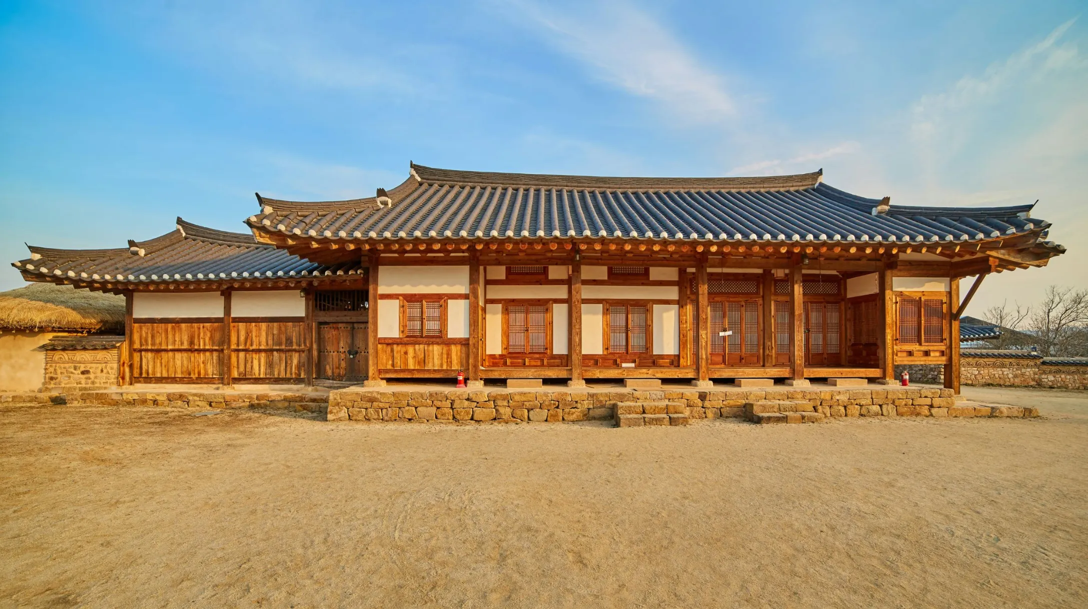 Maison traditionnelle, Corée du Sud — architecture en bois au charme intemporel et à la beauté époustouflante.