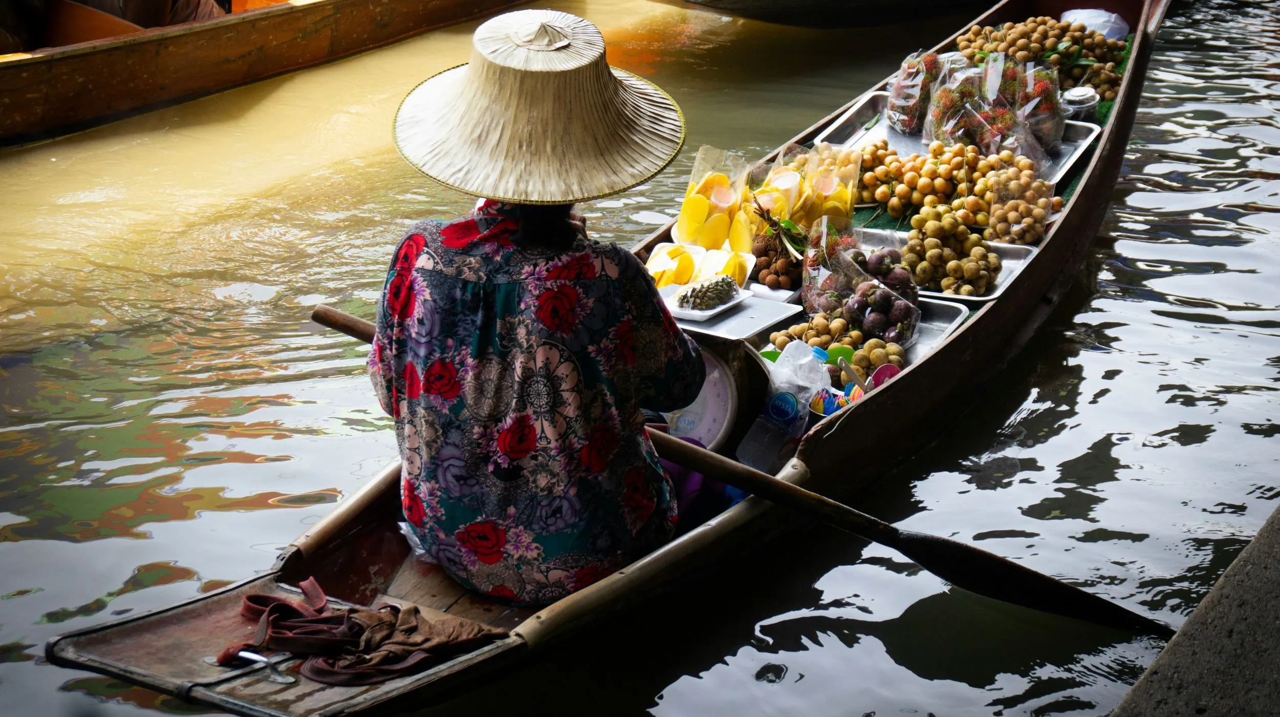 Marché flottant en Thaïlande — une scène colorée de fruits exotiques sur une barque.