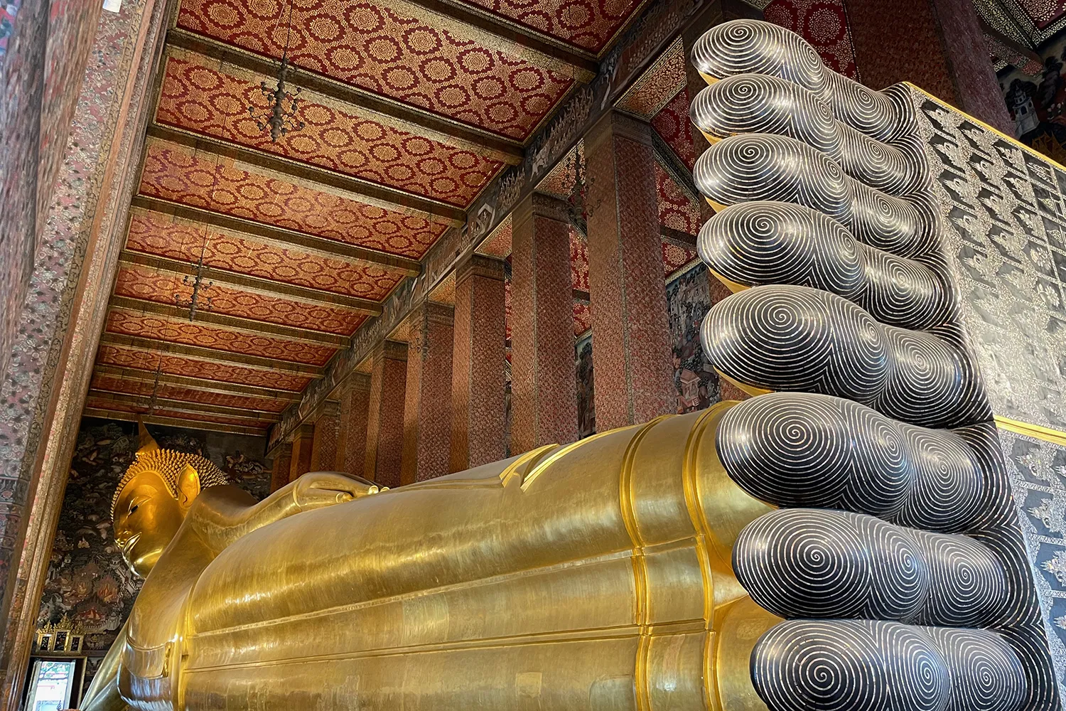 Bouddha couché, Thaïlande — un majestueux temple aux détails dorés et à l'atmosphère paisible.