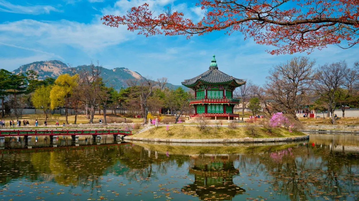 Vue lors d 'un voyage en Corée du Sud d'un jardin paisible avec un pavillon traditionnel, Corée du Sud — reflet enchanteur dans l'eau calme.
