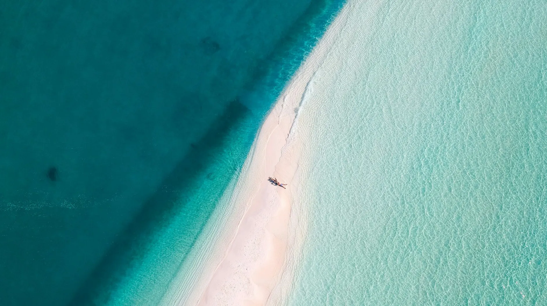 Plage paradisiaque aux eaux turquoise, bordée de sable fin et offrant un panorama enchanteur.