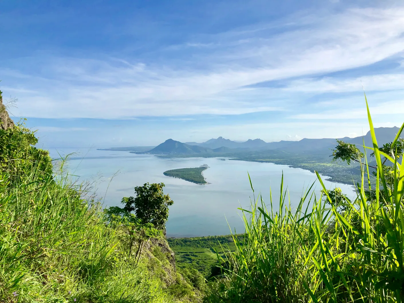 Vue spectaculaire sur un l'île Maurice entouré de collines verdoyantes et de montagnes majestueuses.