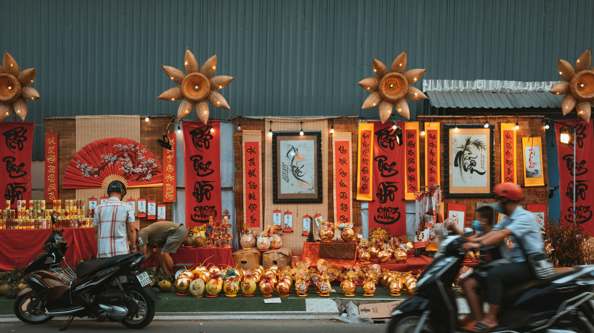 Scène animée d'un marché coloré avec lanternes et décorations, évoquant une ambiance vibrante et authentique.