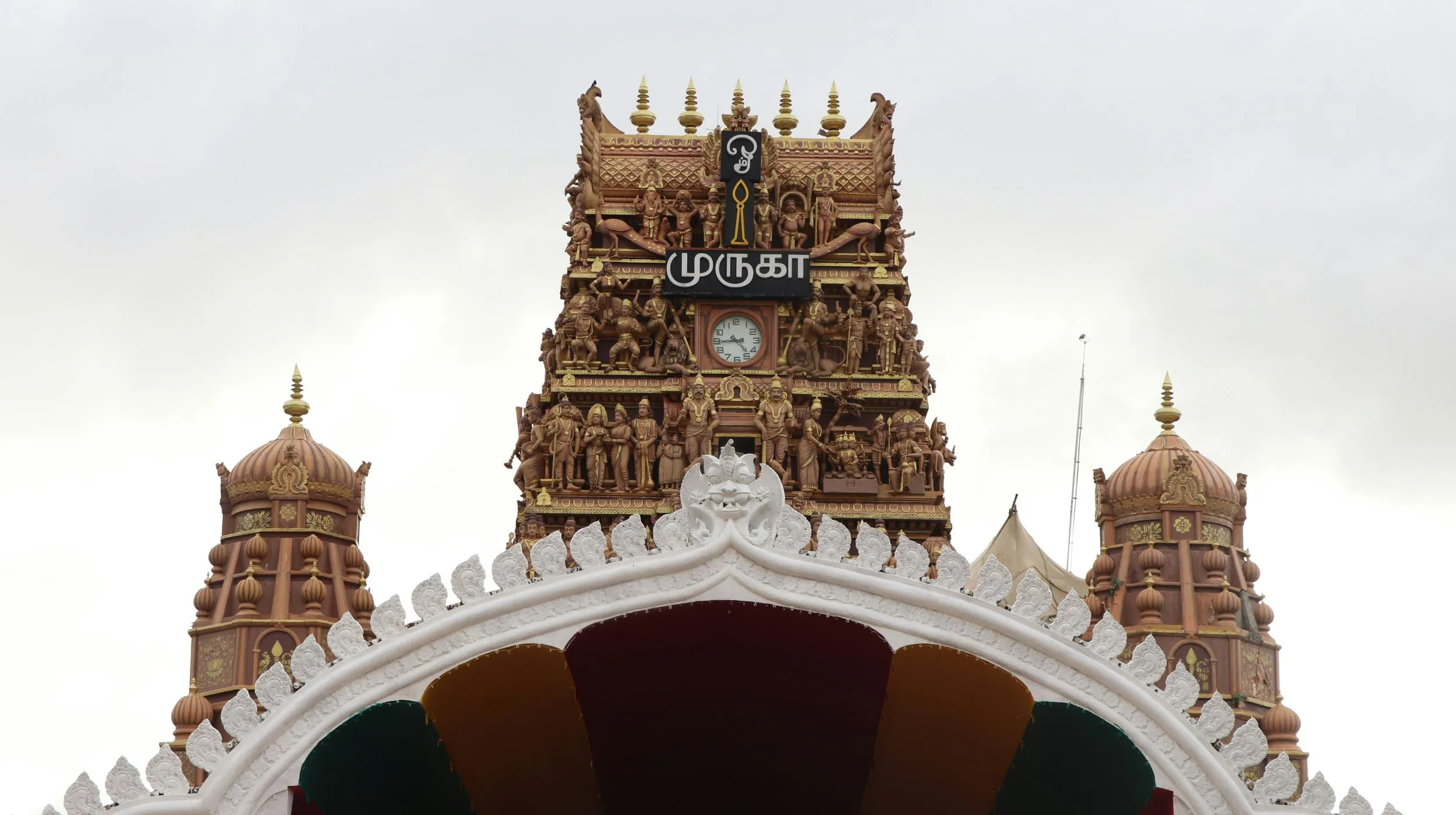 Temple majestueux à jaffna — une architecture richement ornée sous un ciel nuageux.