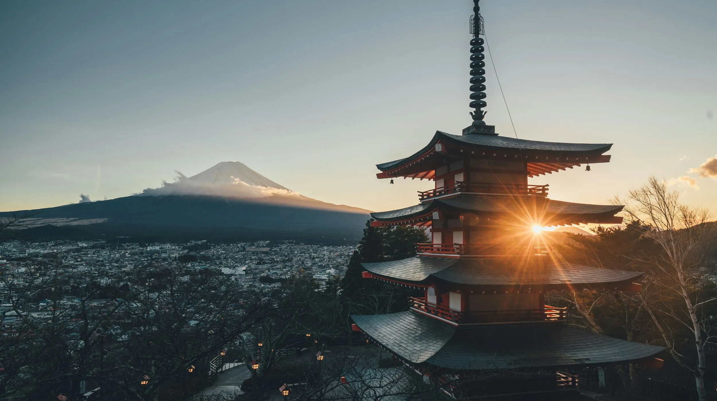 Mont Fuji, Japon — pagode traditionnelle au coucher du soleil.