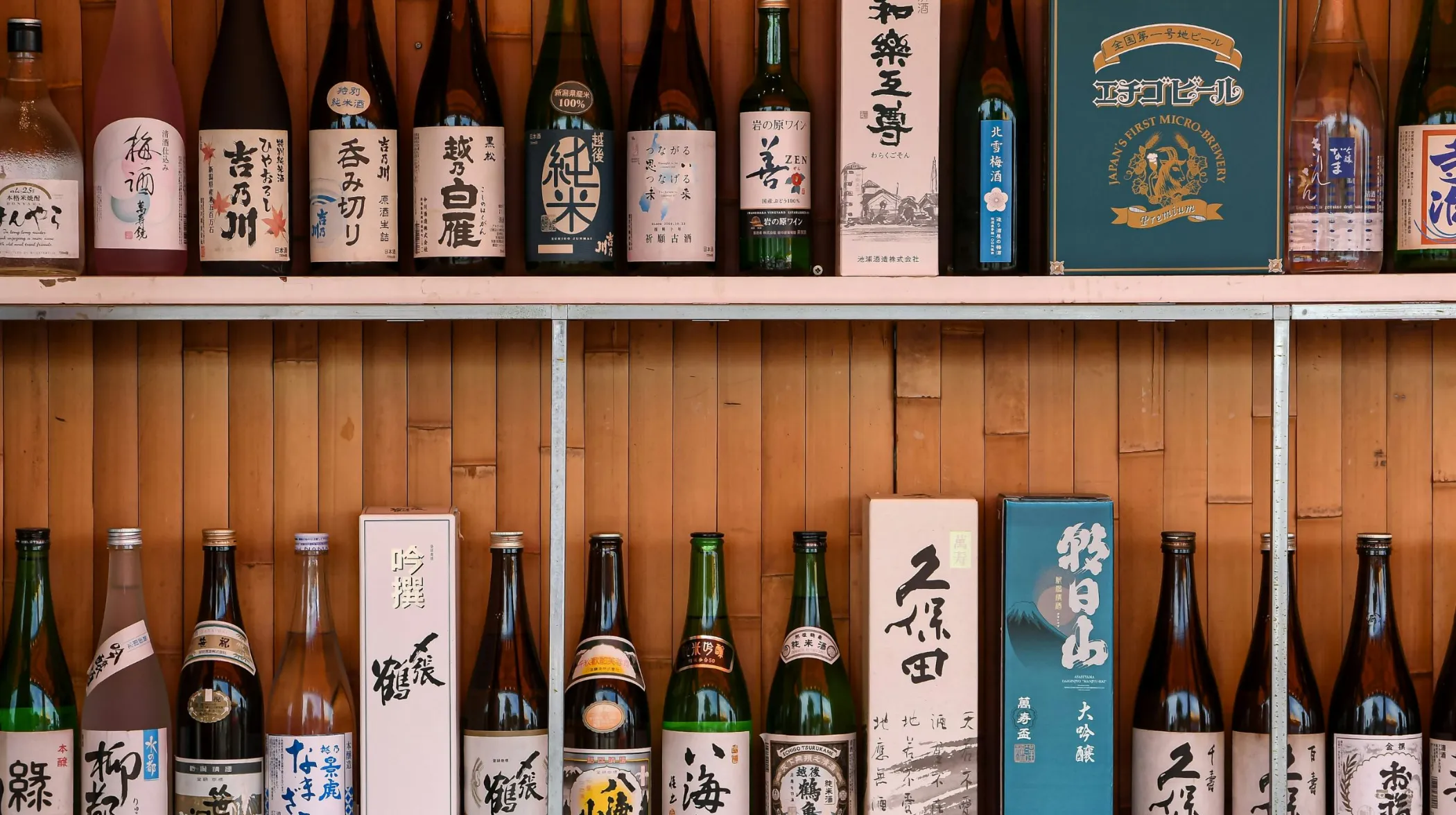 Bouteilles de saké sur une étagère en bois, Japon — une scène colorée et authentique.