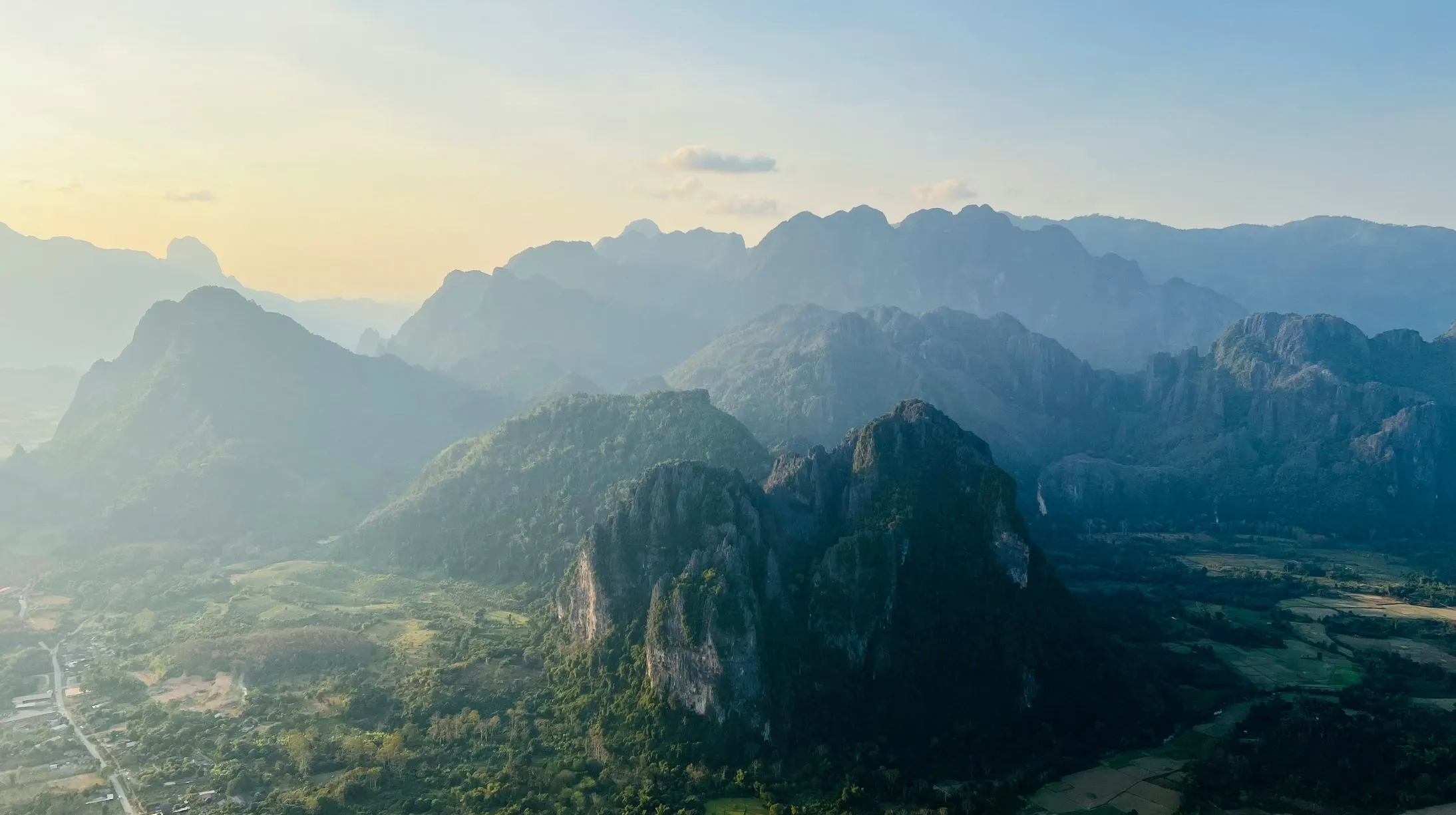 Voyage au Laos. Paysages majestueux des montagnes, enveloppés d'une lumière douce et paisible, offrant une vue spectaculaire sur la nature.