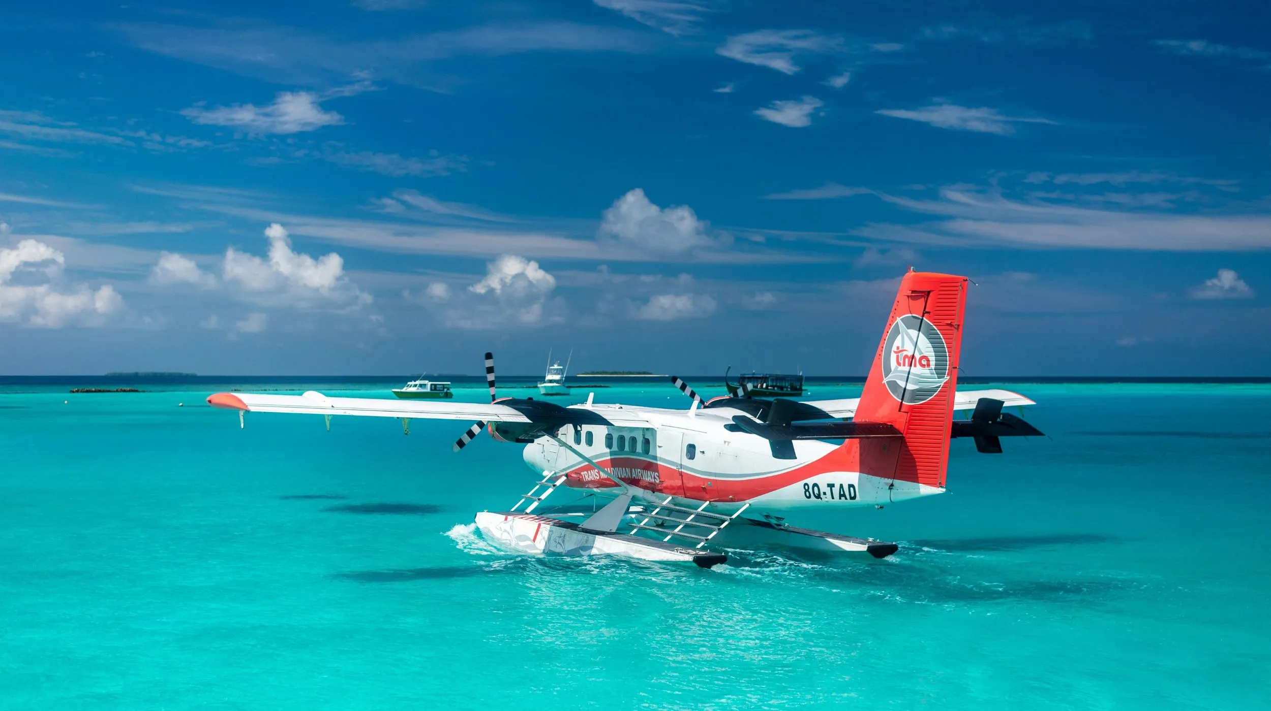 Hydravion sur une mer turquoise — un paysage paradisiaque aux Maldives.