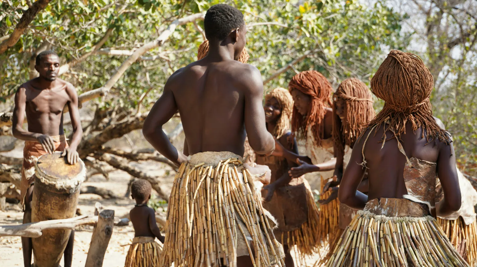 Scène vibrante de danse traditionnelle, entourée d'une nature luxuriante et authentique.