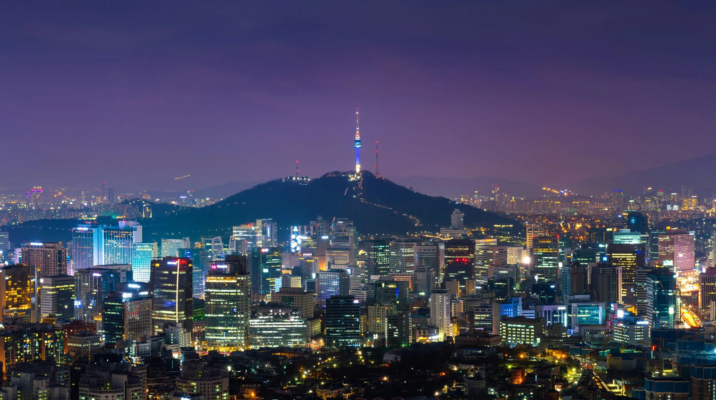 Séoul, Corée du Sud — une vue nocturne spectaculaire sur une ville animée illuminée par des gratte-ciels.