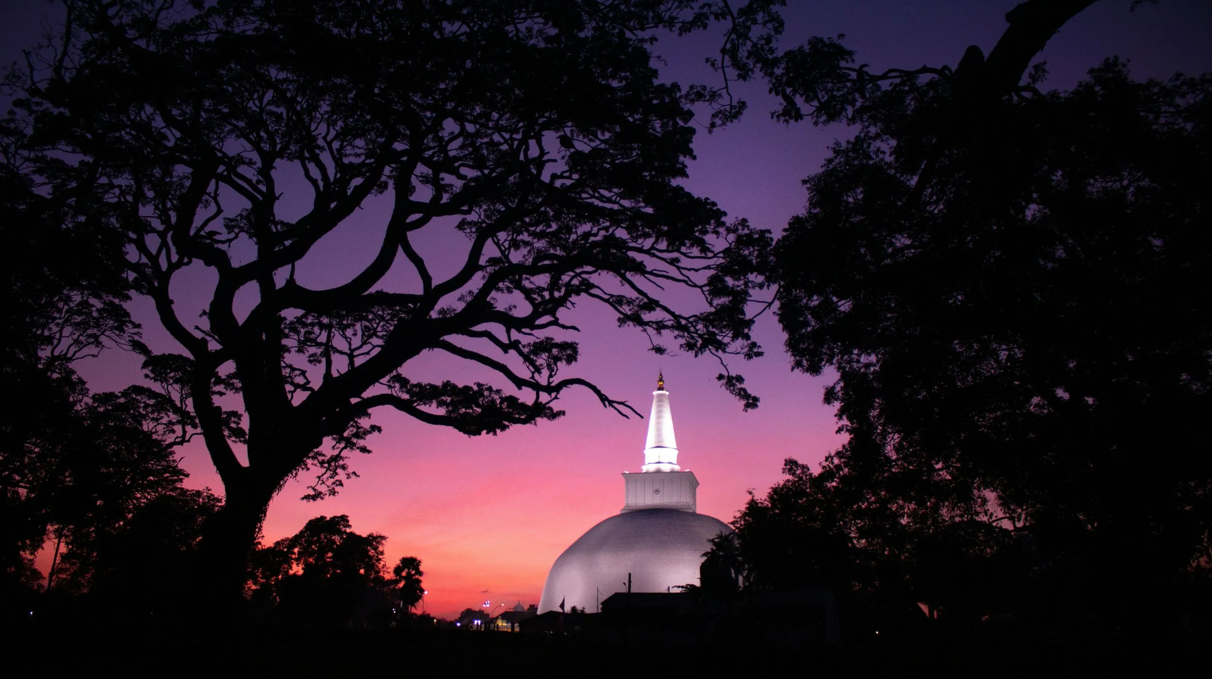 Coucher de soleil enchanteur derrière un stupa, Sri Lanka — scène paisible et magique.