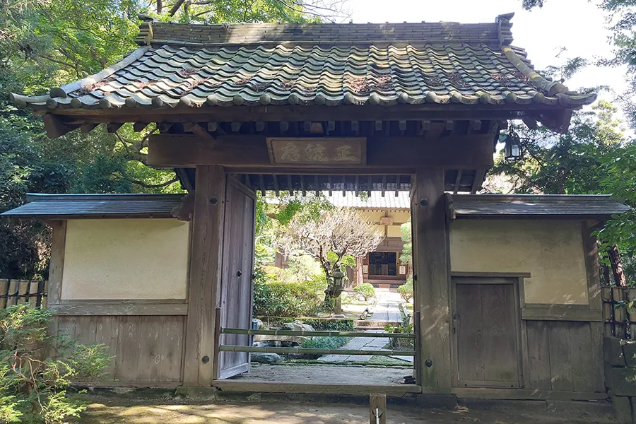Portail traditionnel, Japon — une entrée paisible menant à un jardin enchanteur.