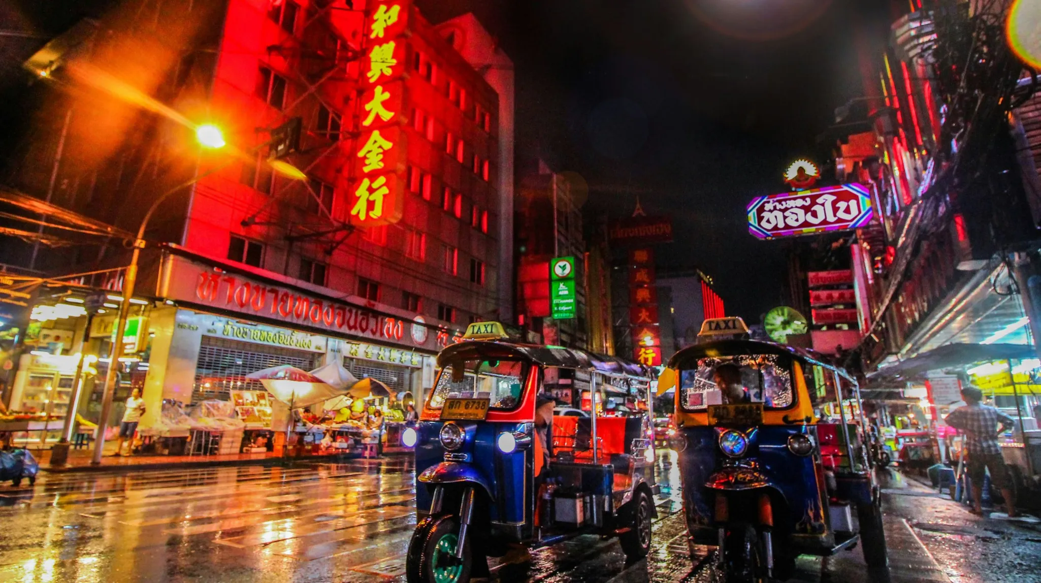 Bangkok, Thaïlande — rues animées sous les lumières éclatantes, ambiance vibrante et nocturne.