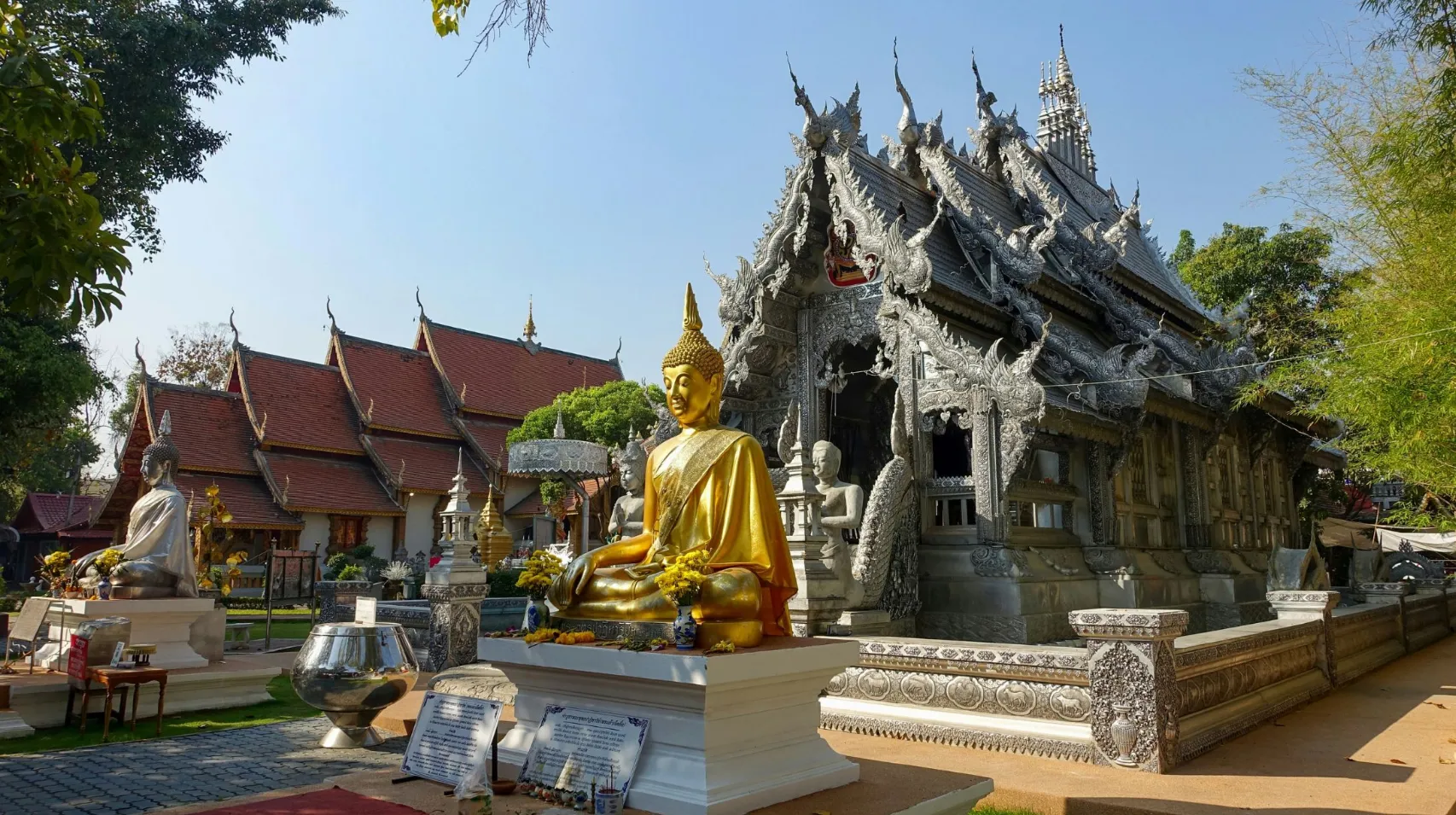 Temple historique à Chian Mai avec statue de Bouddha doré, Thaïlande — un lieu enchanteur et spirituel à découvrir en Thaïlande.